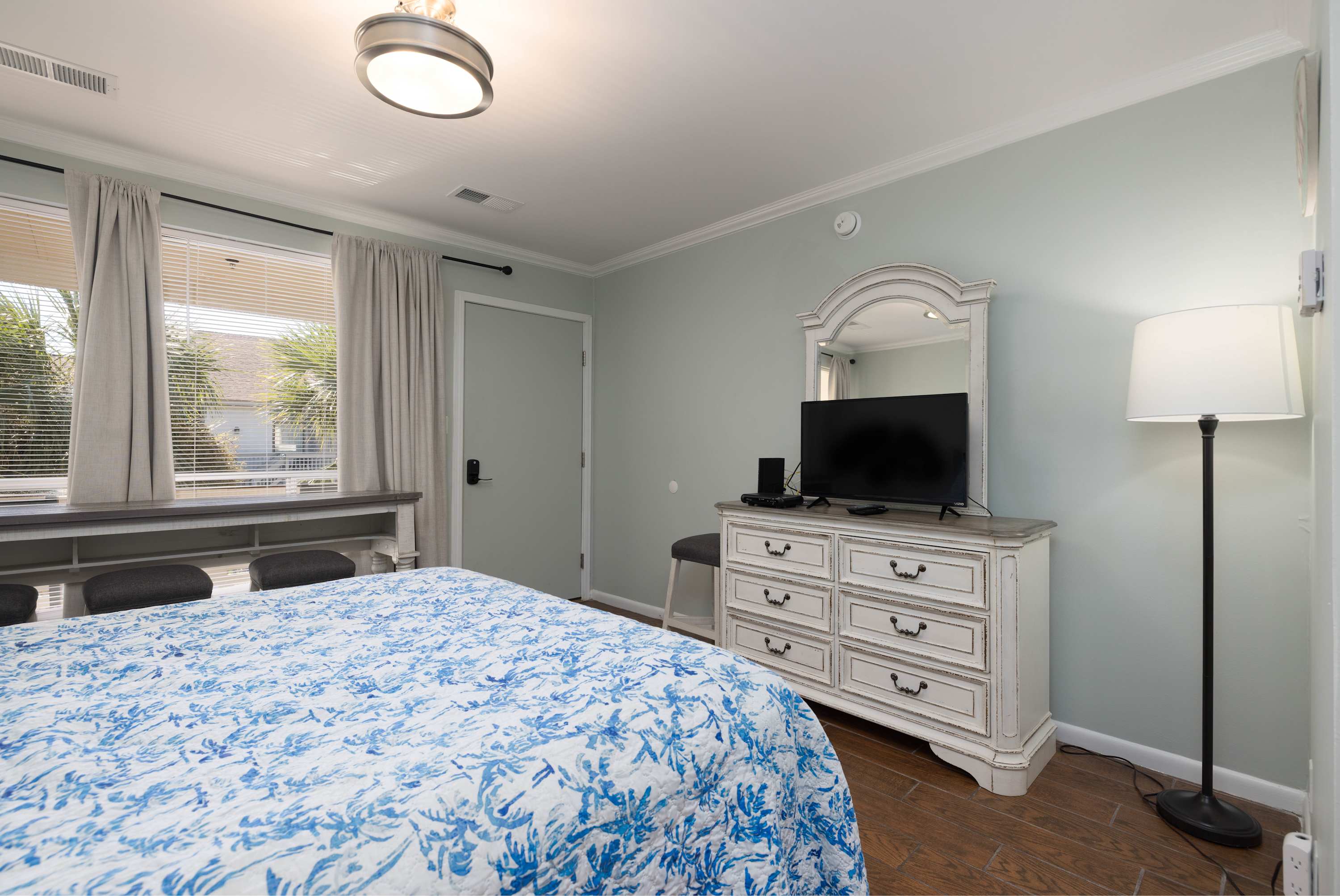 Queen Bed with Kitchen and Eating Area 