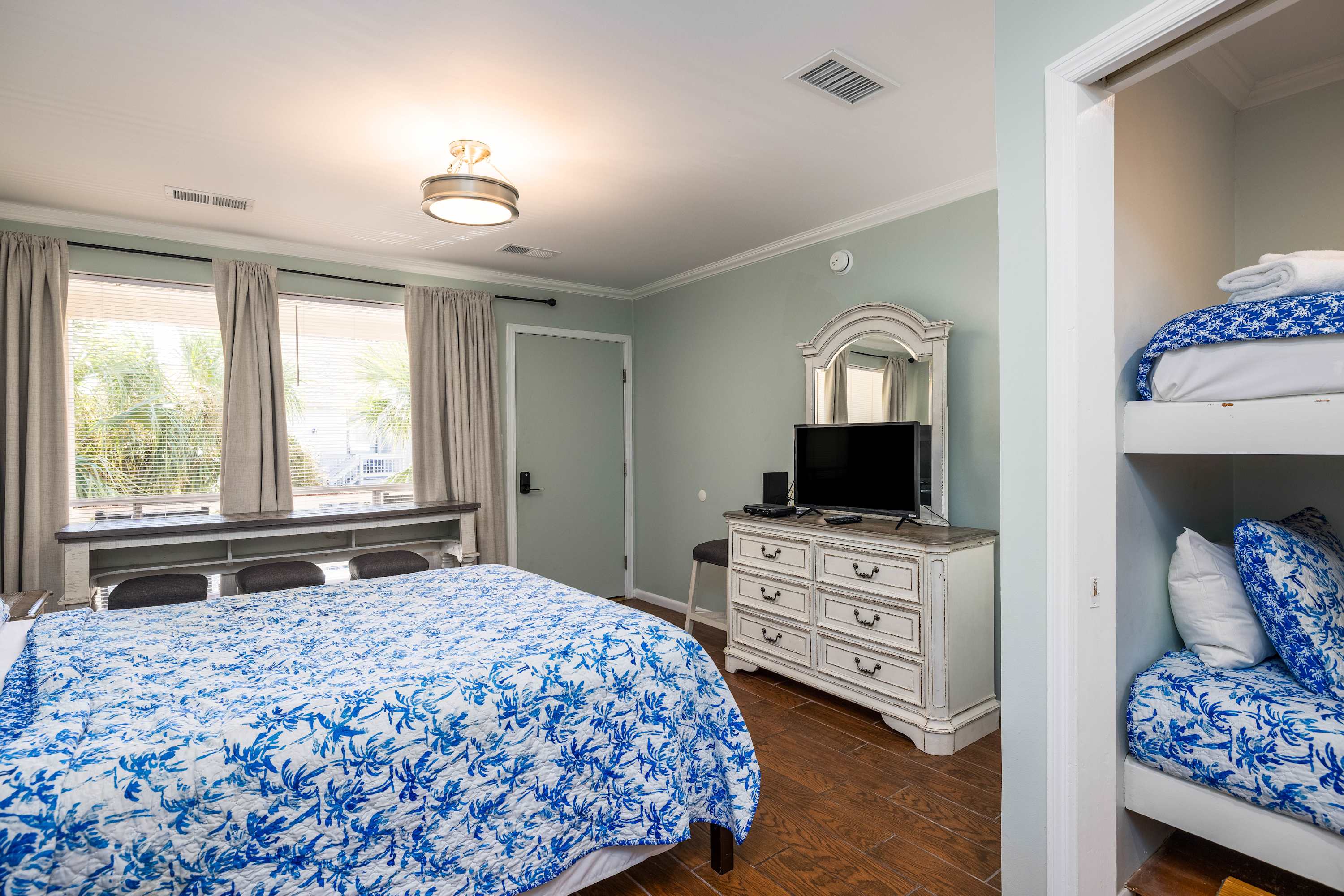 Queen Bed with Kitchen and Eating Area 