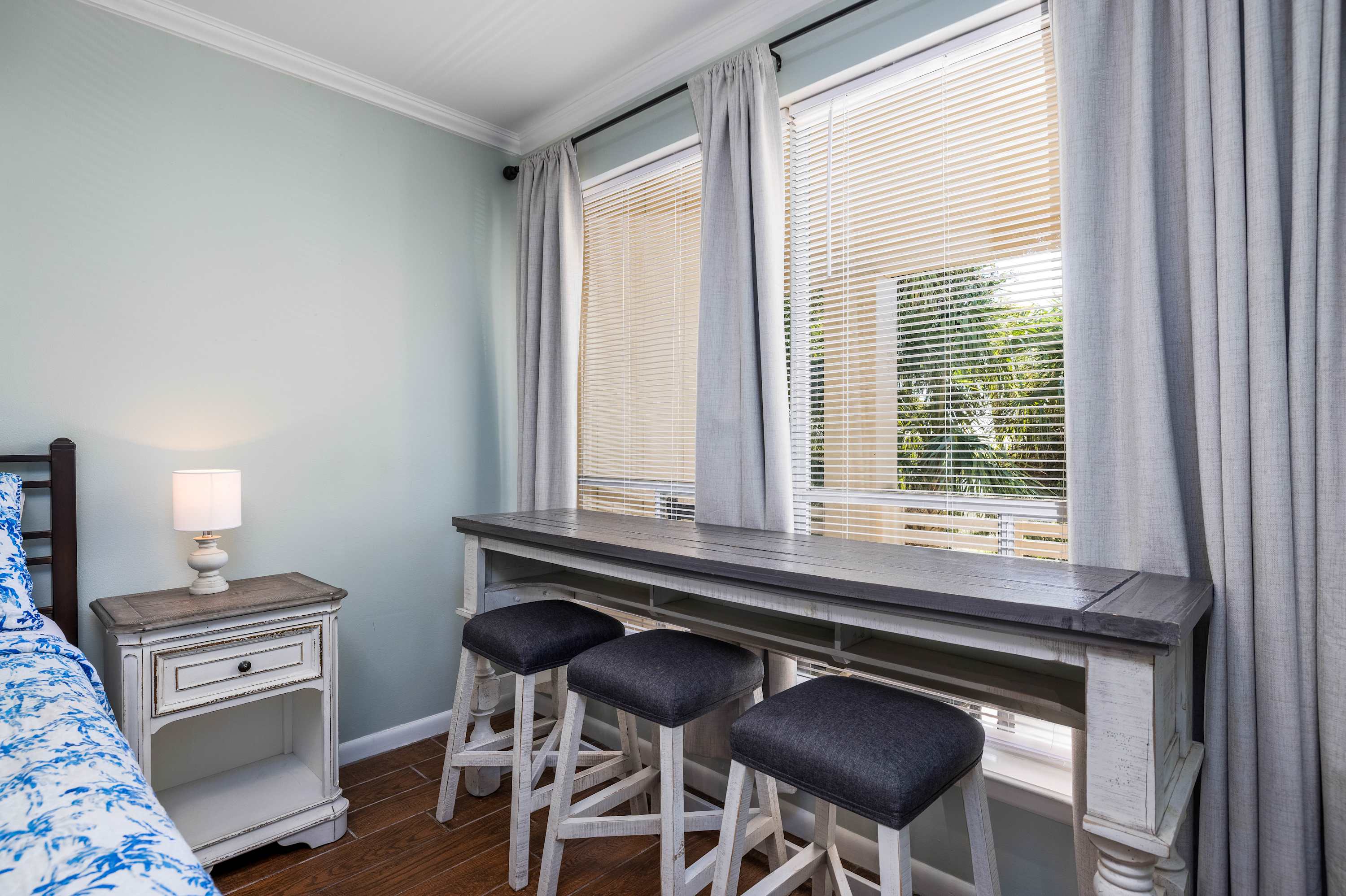 Queen Bed with Kitchen and Eating Area 