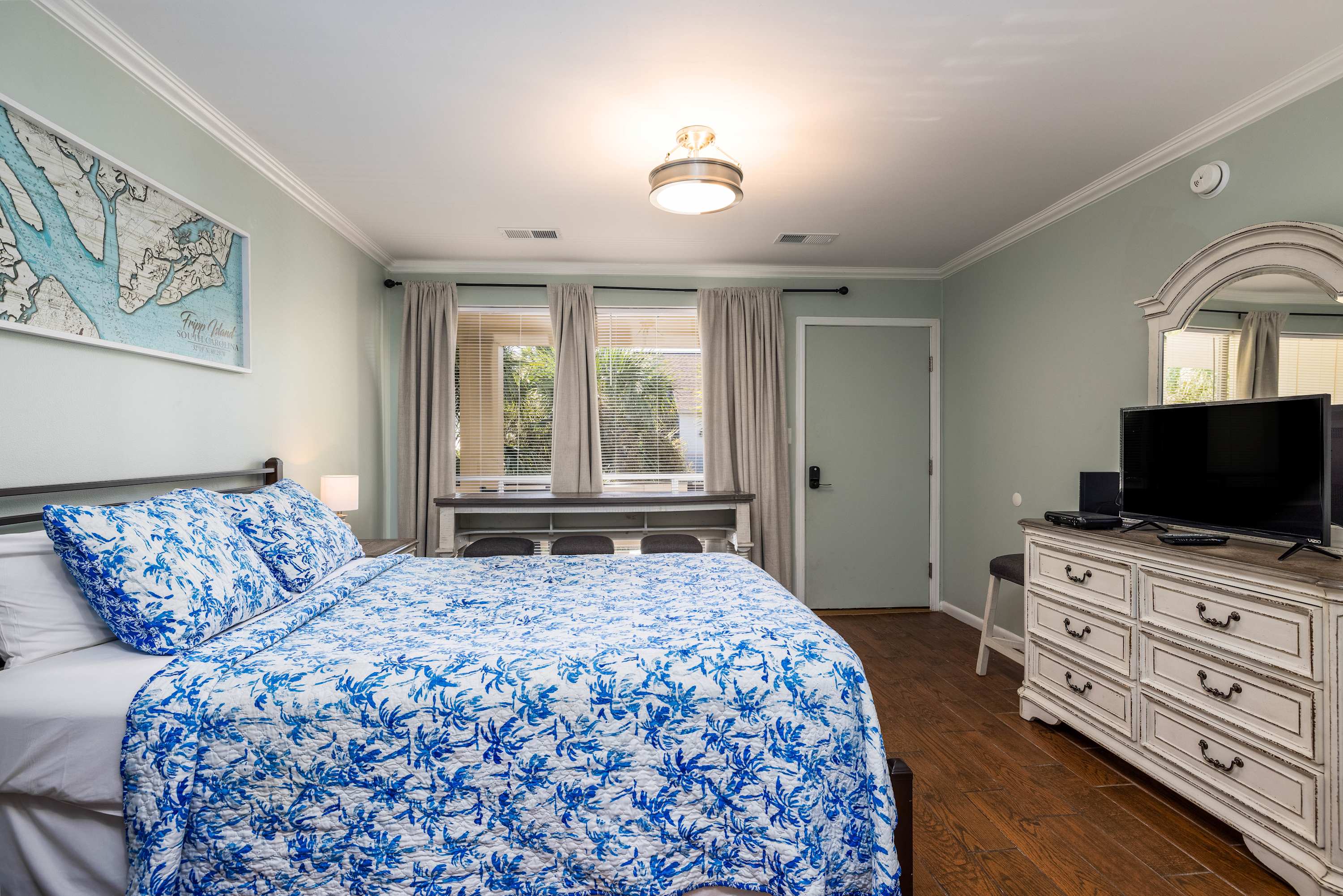 Queen Bed with Kitchen and Eating Area 