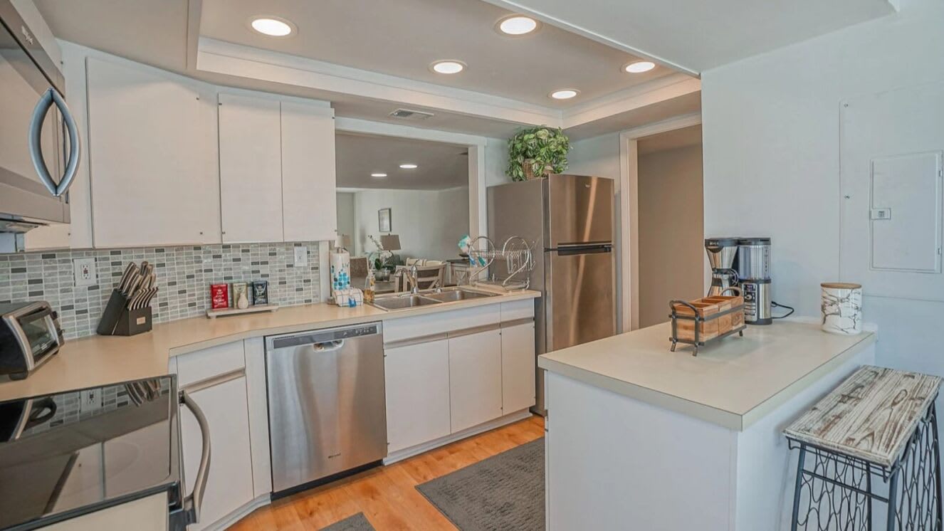 Well equipped kitchen with eating area