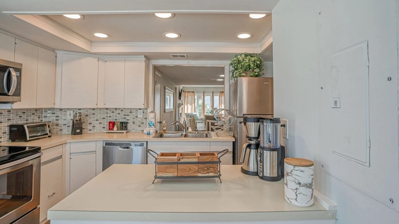 Well equipped kitchen with eating area