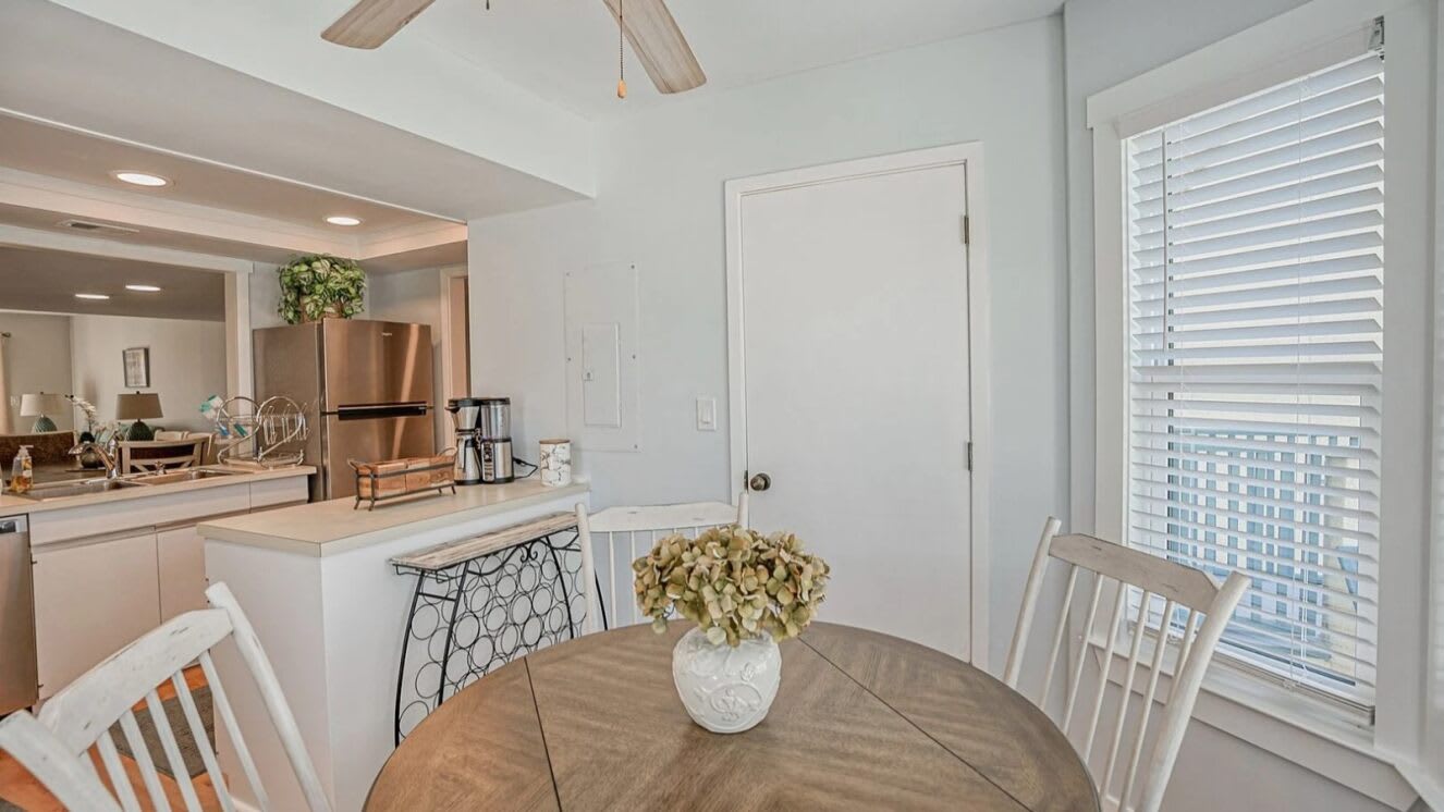 Well equipped kitchen with eating area