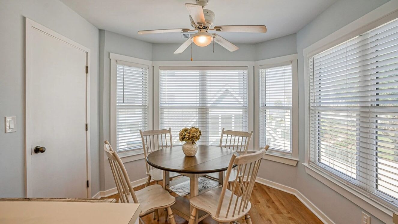 Well equipped kitchen with eating area