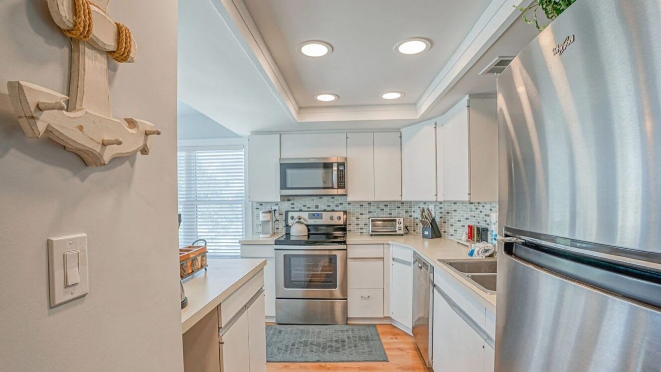 Well equipped kitchen with eating area