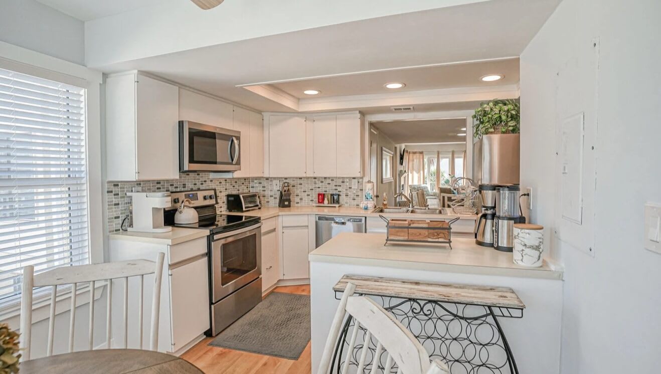 Well equipped kitchen with eating area