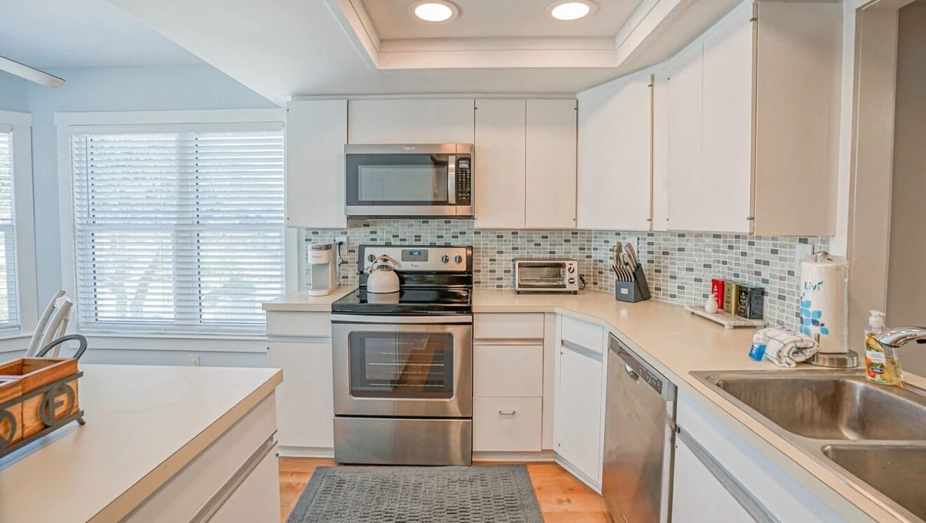 Well equipped kitchen with eating area