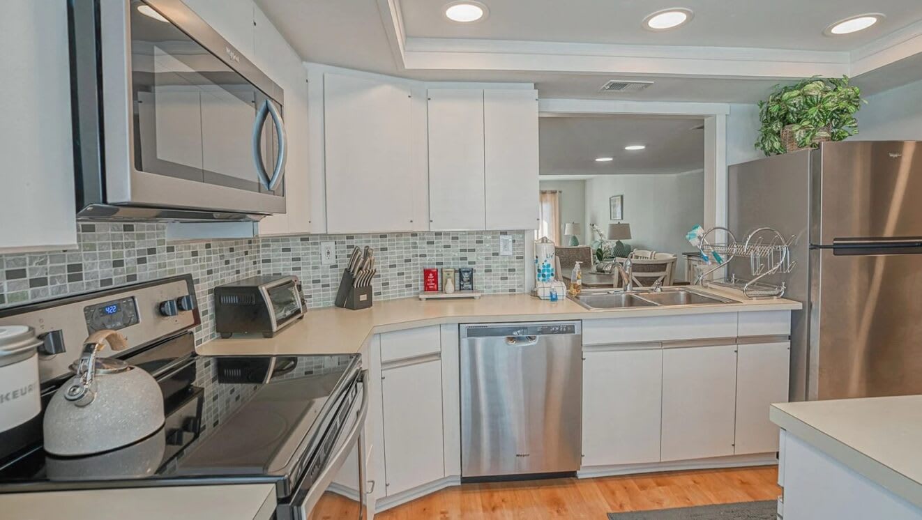 Well equipped kitchen with eating area