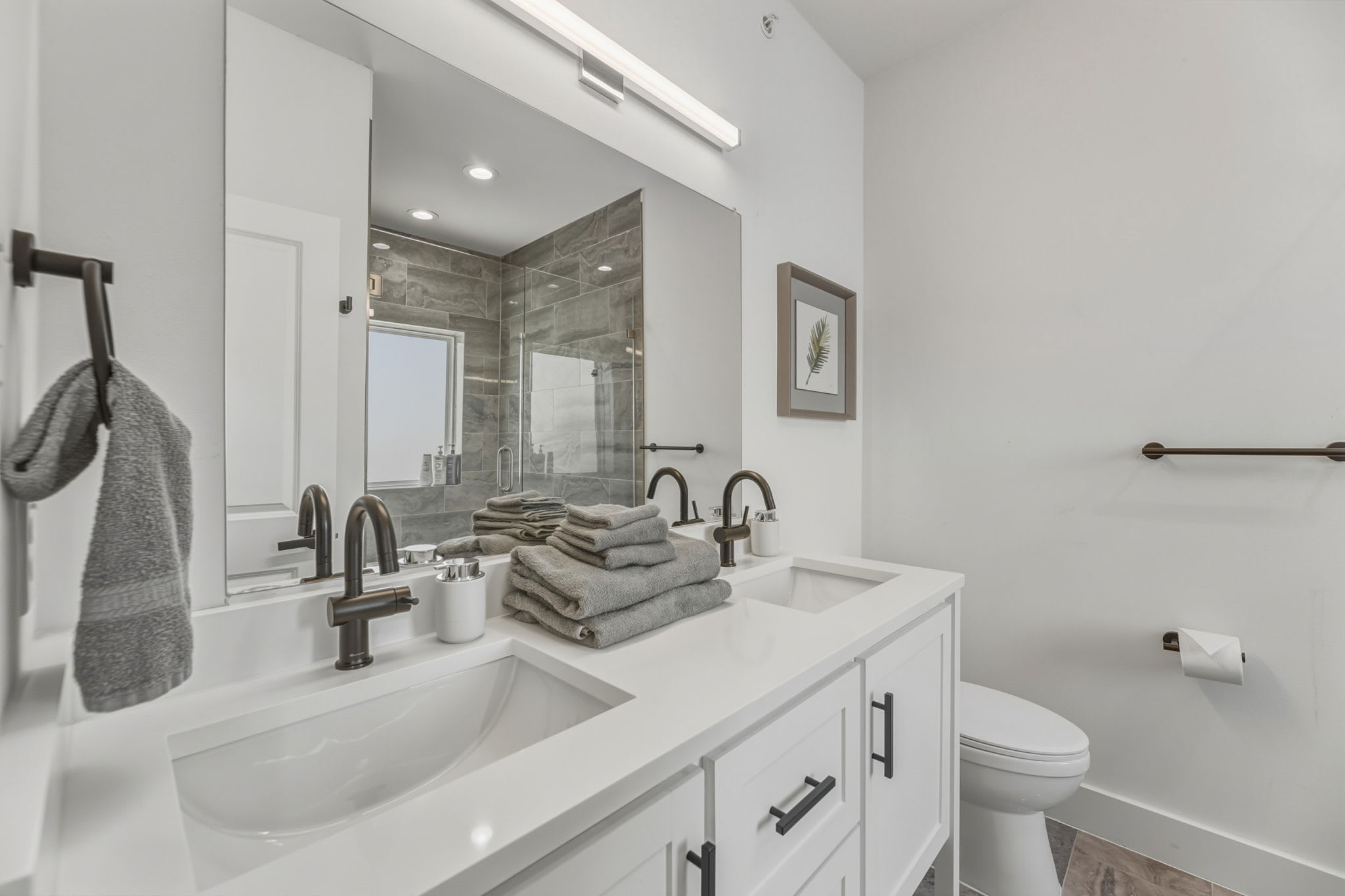 Stylish Townhome | Rooftop Patio + Private Garage
