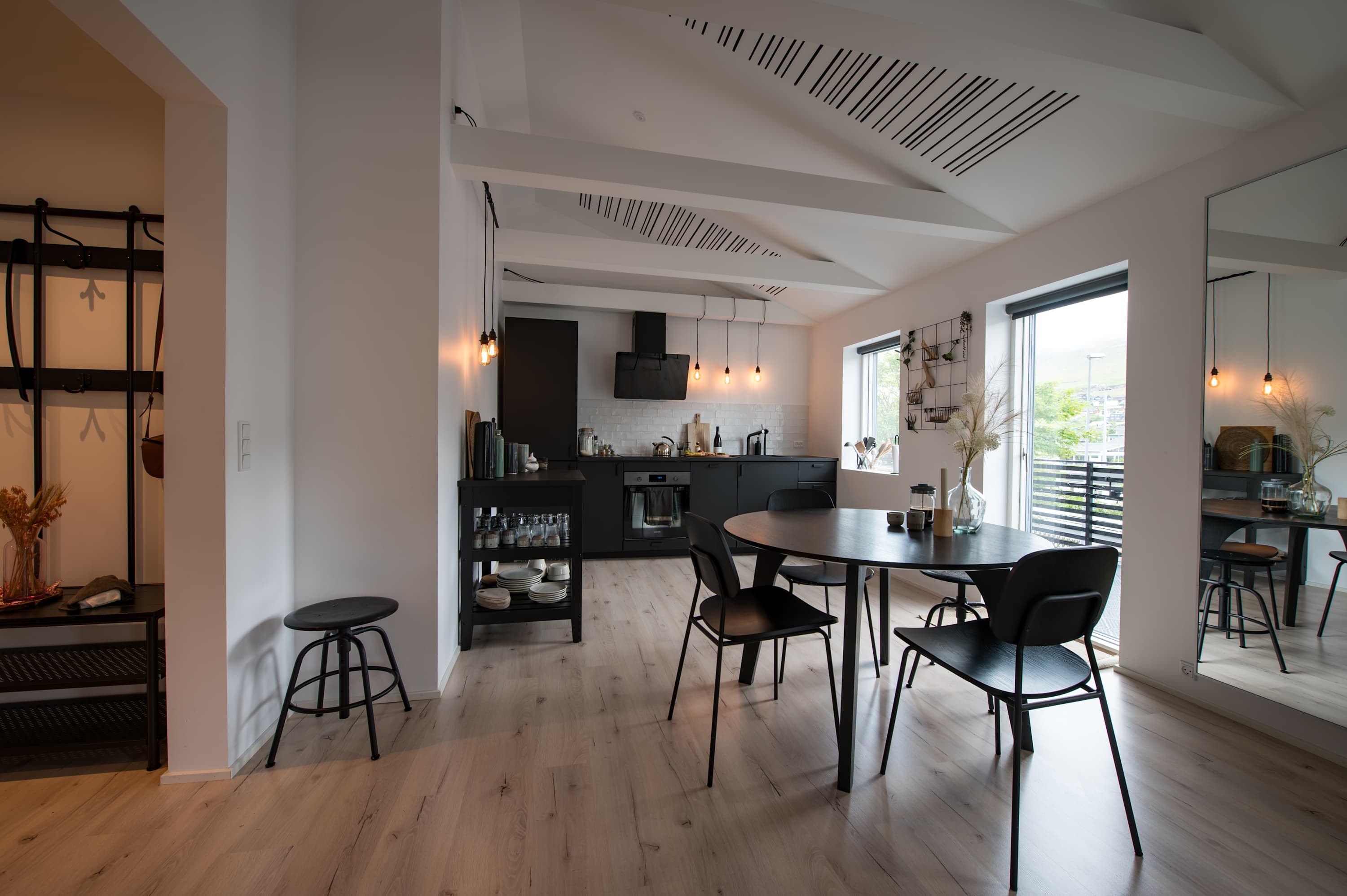 Bright Central Top-Floor Apartment with Balcony