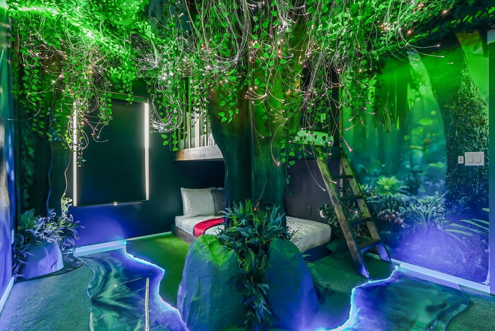Themed pool home near Disney w/ game room