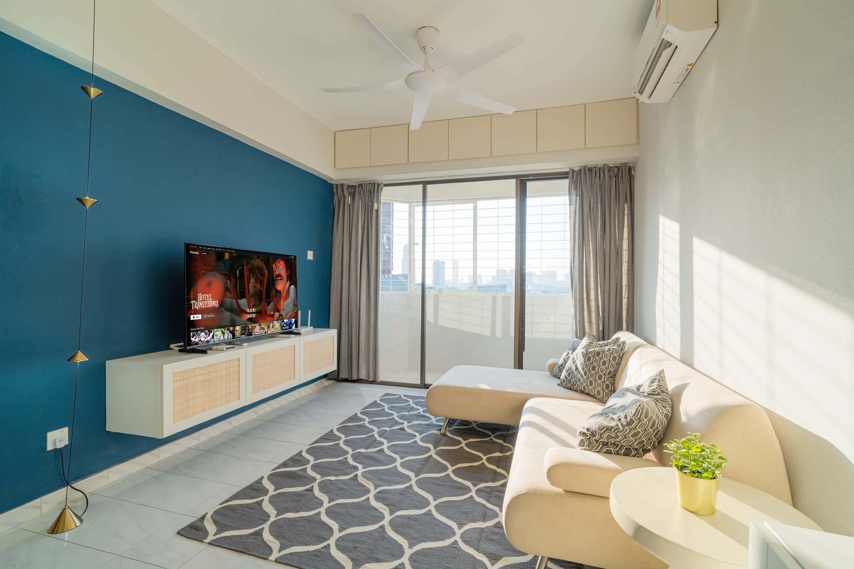 Stylish 3BR Stay Near Gurney Drive, Free Parking — George Town, Penang — vacation rental