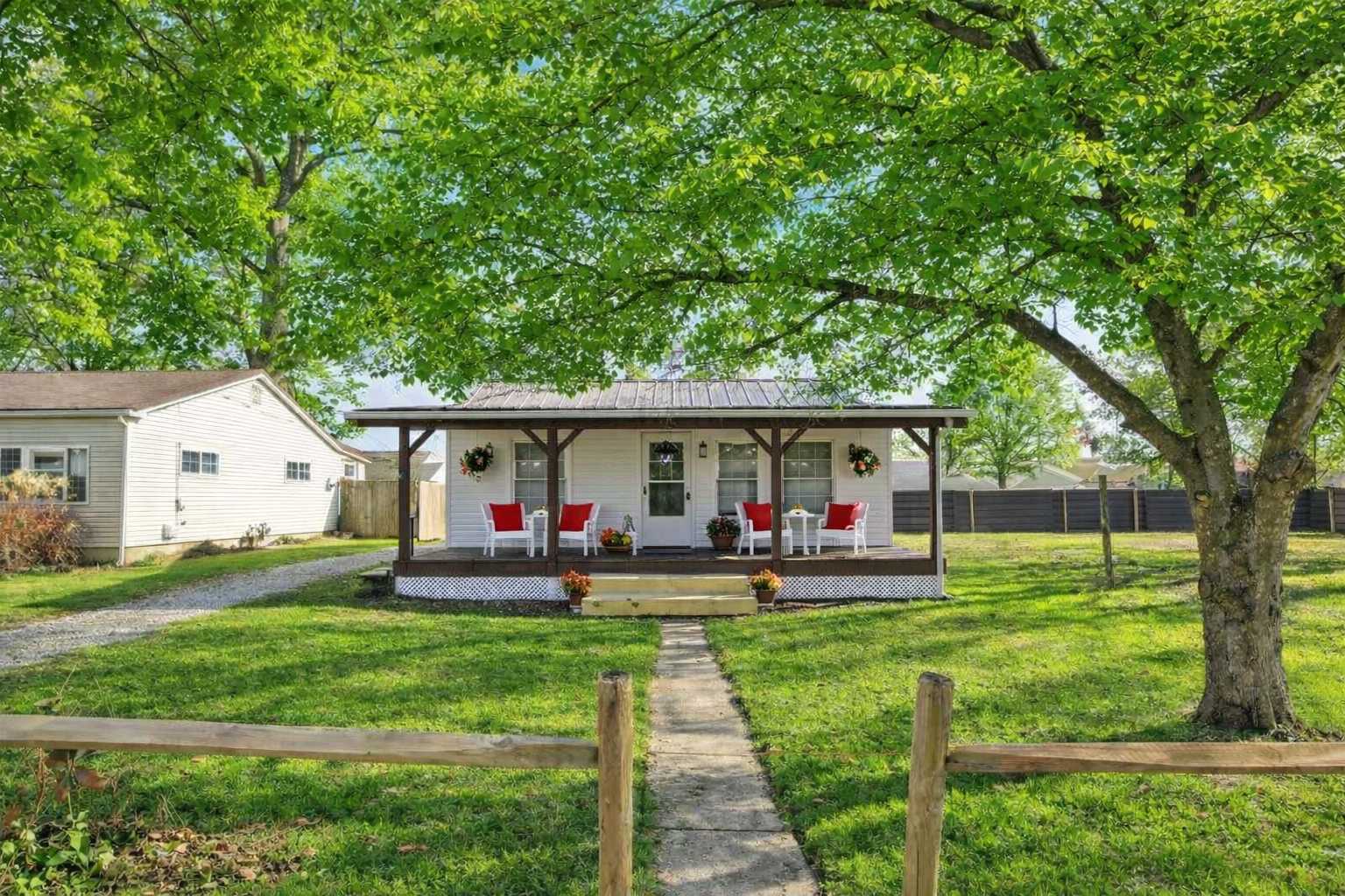 Homesmith Cottage|Hot Tub| Walk to Buckeye Lake — Buckeye Lake, OH — vacation rental