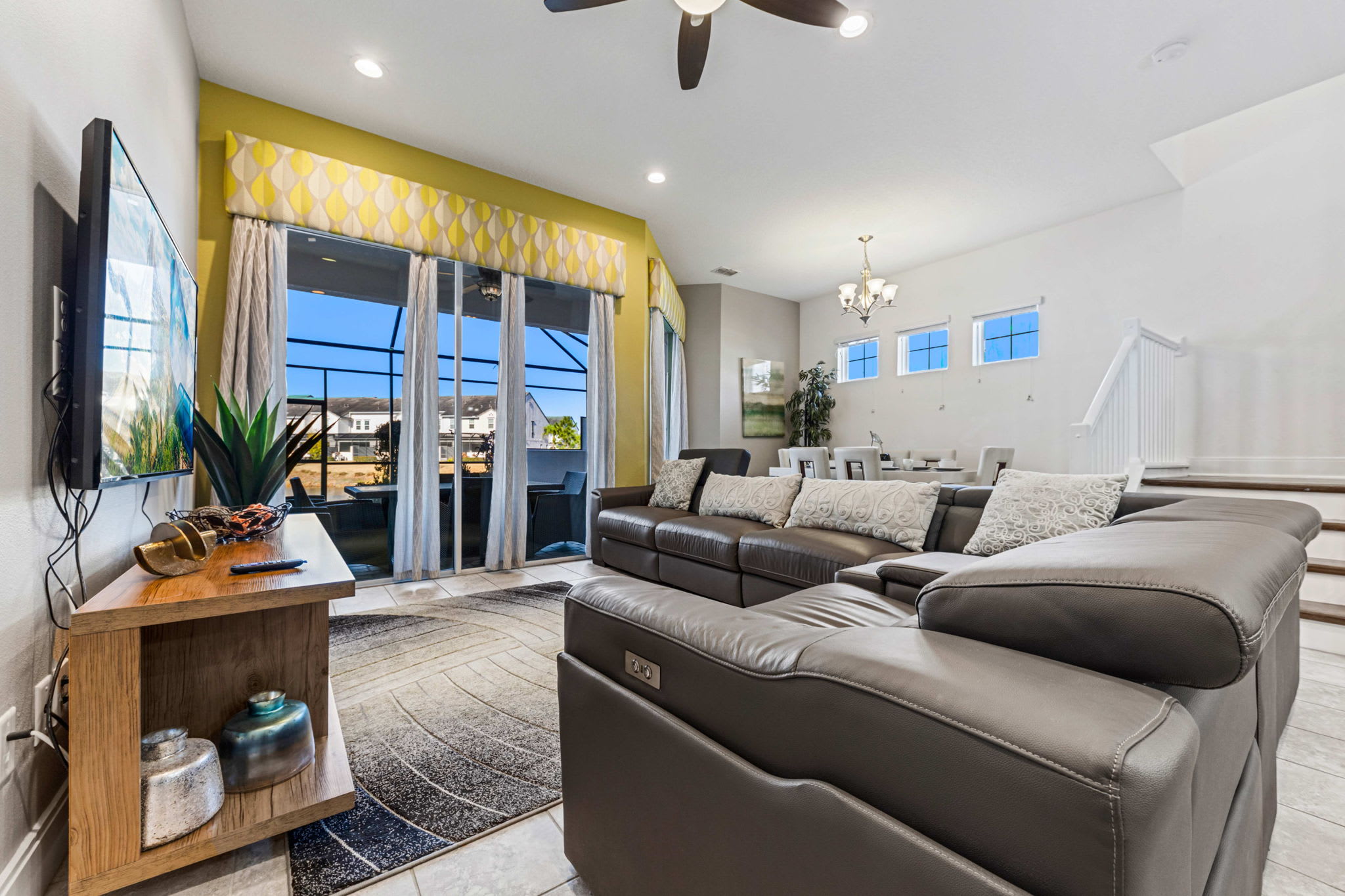 5BR townhome w/ private pool & workspace