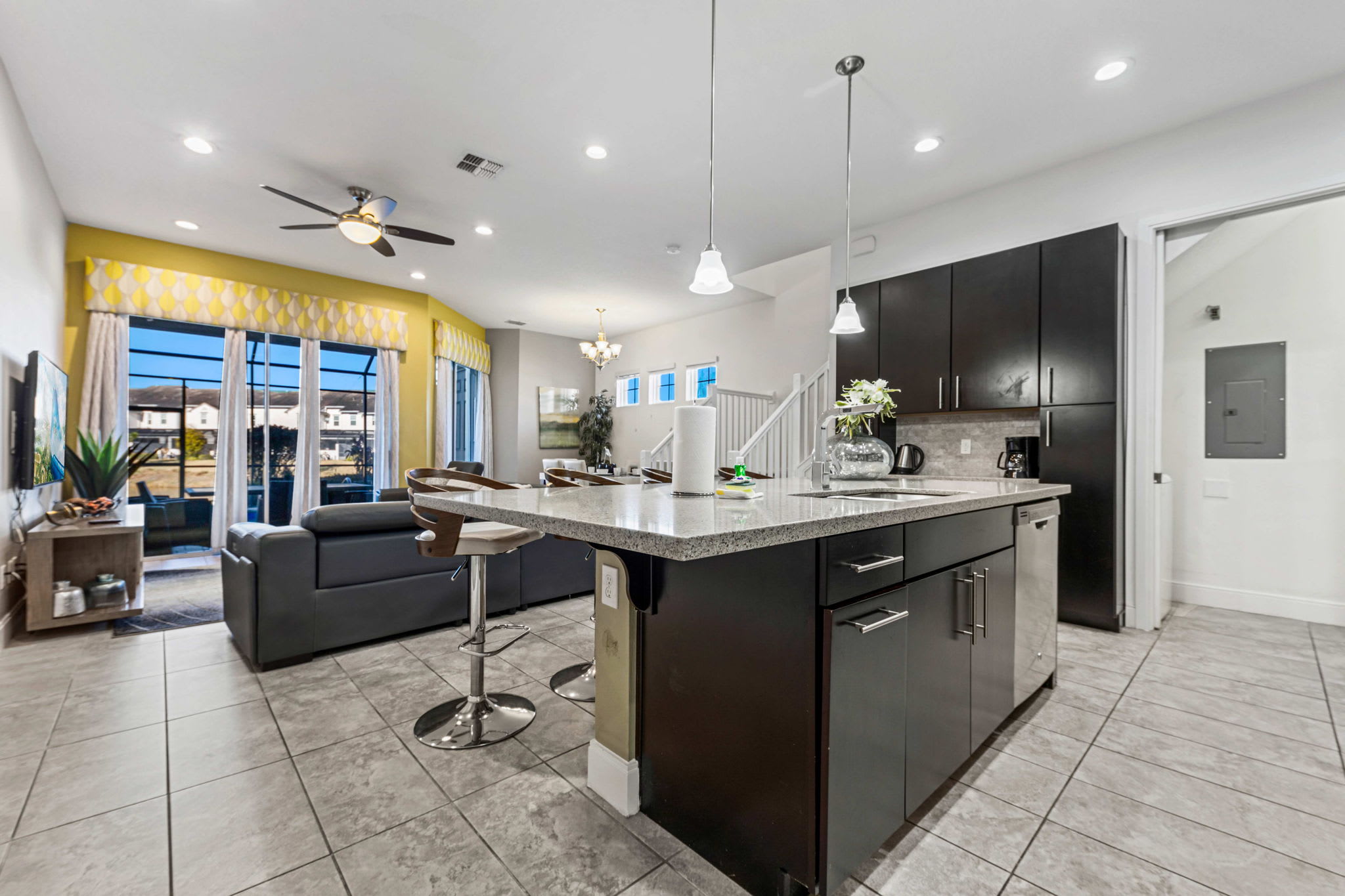 5BR townhome w/ private pool & workspace