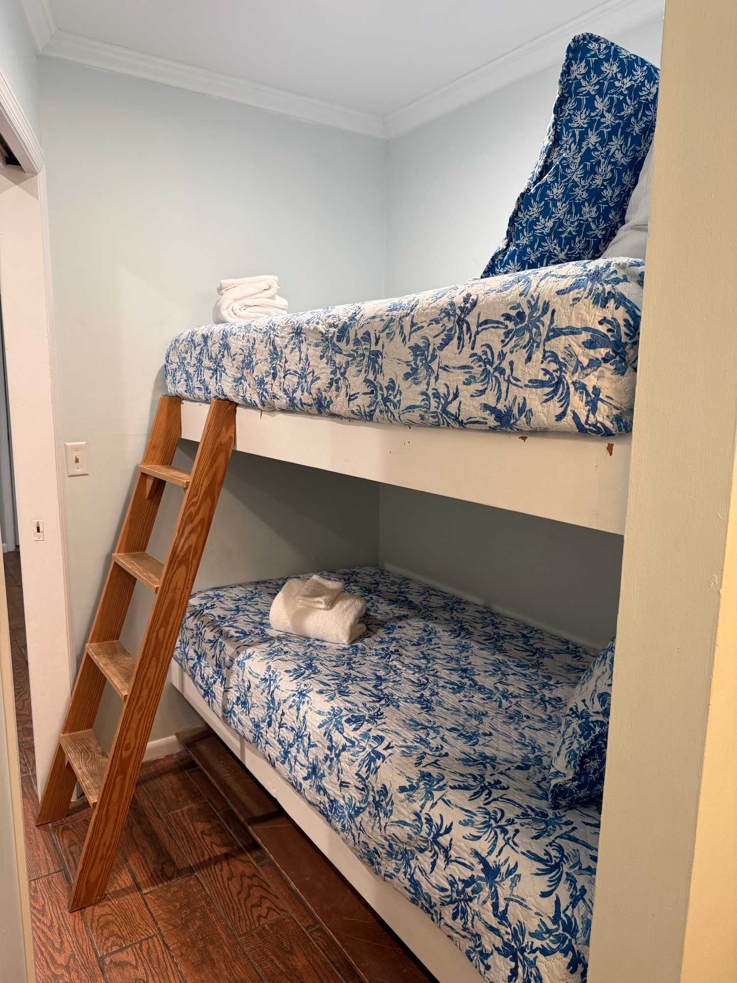 Twin Bunk Beds 