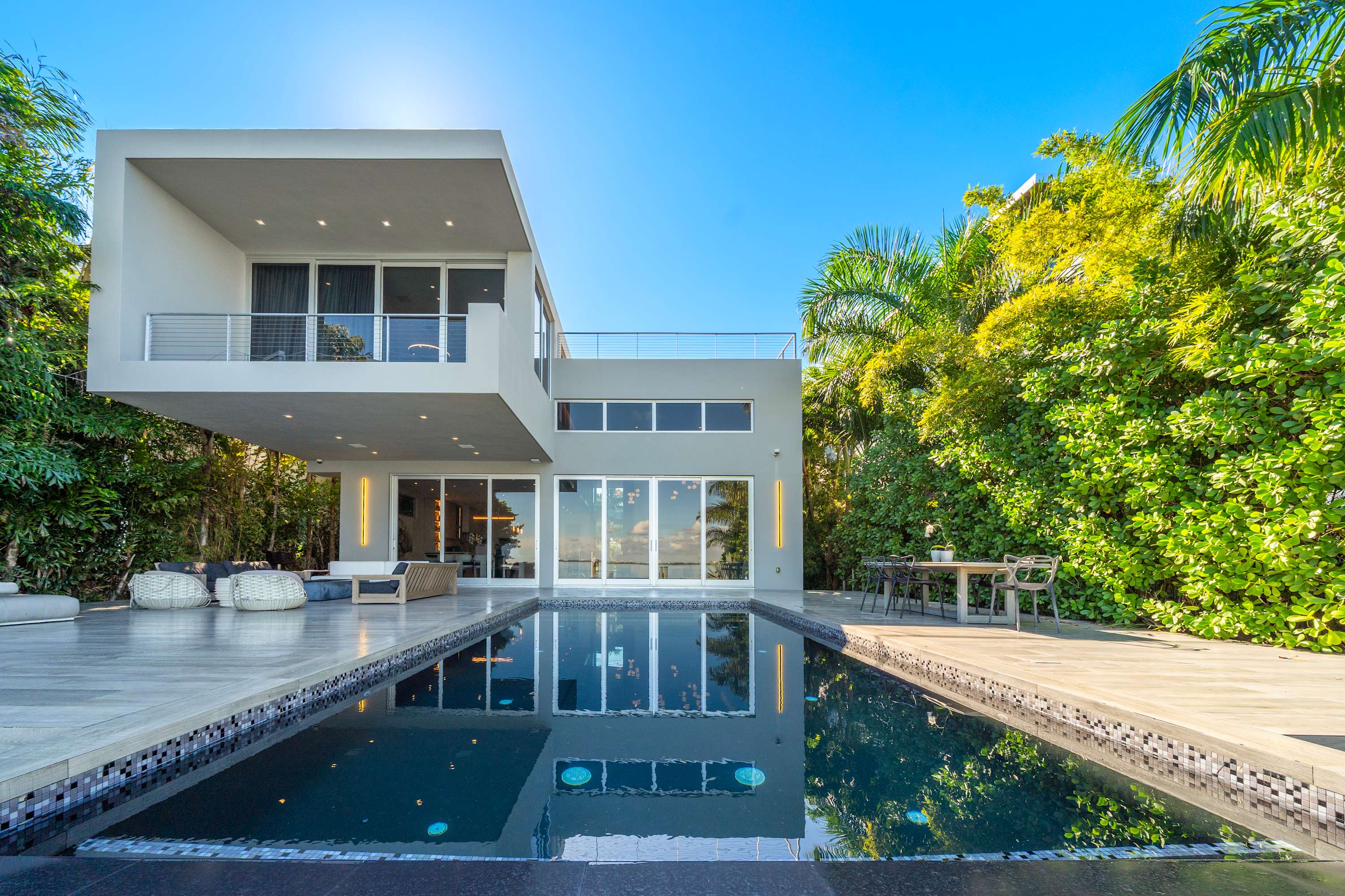Villa Carlo – A Serene Modern Waterfront Retreat on the Venetian Islands 3
