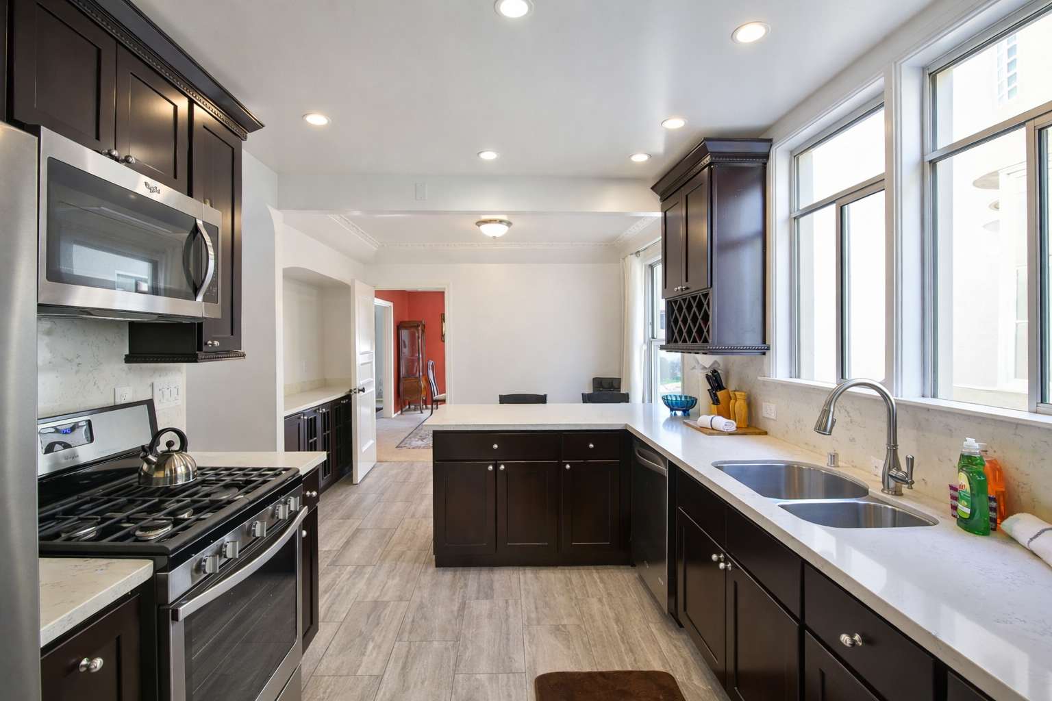 Beautiful Apt, Modern Kitchen, King Bed & Parking! 3