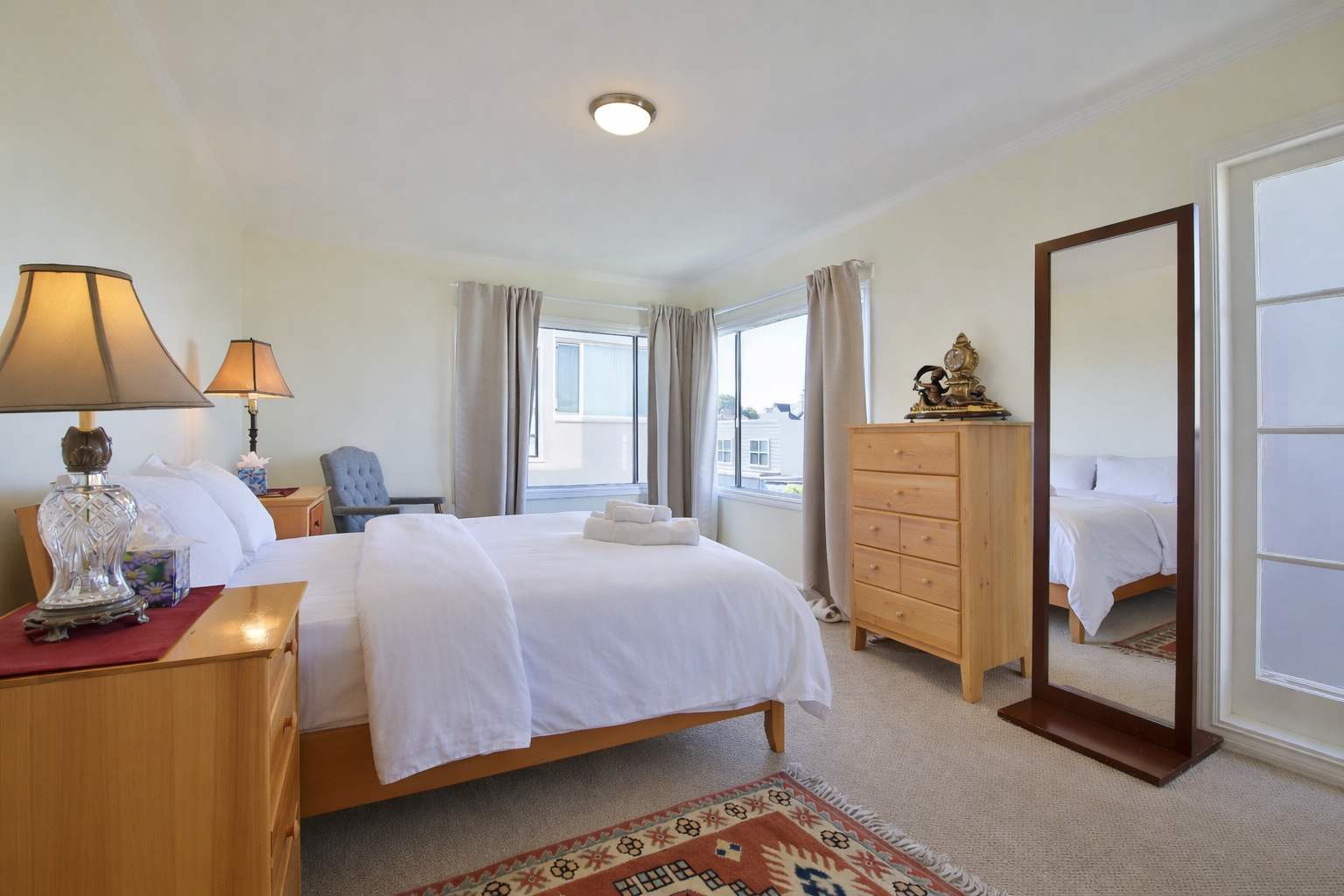 Beautiful Apt, Modern Kitchen, King Bed & Parking! 4