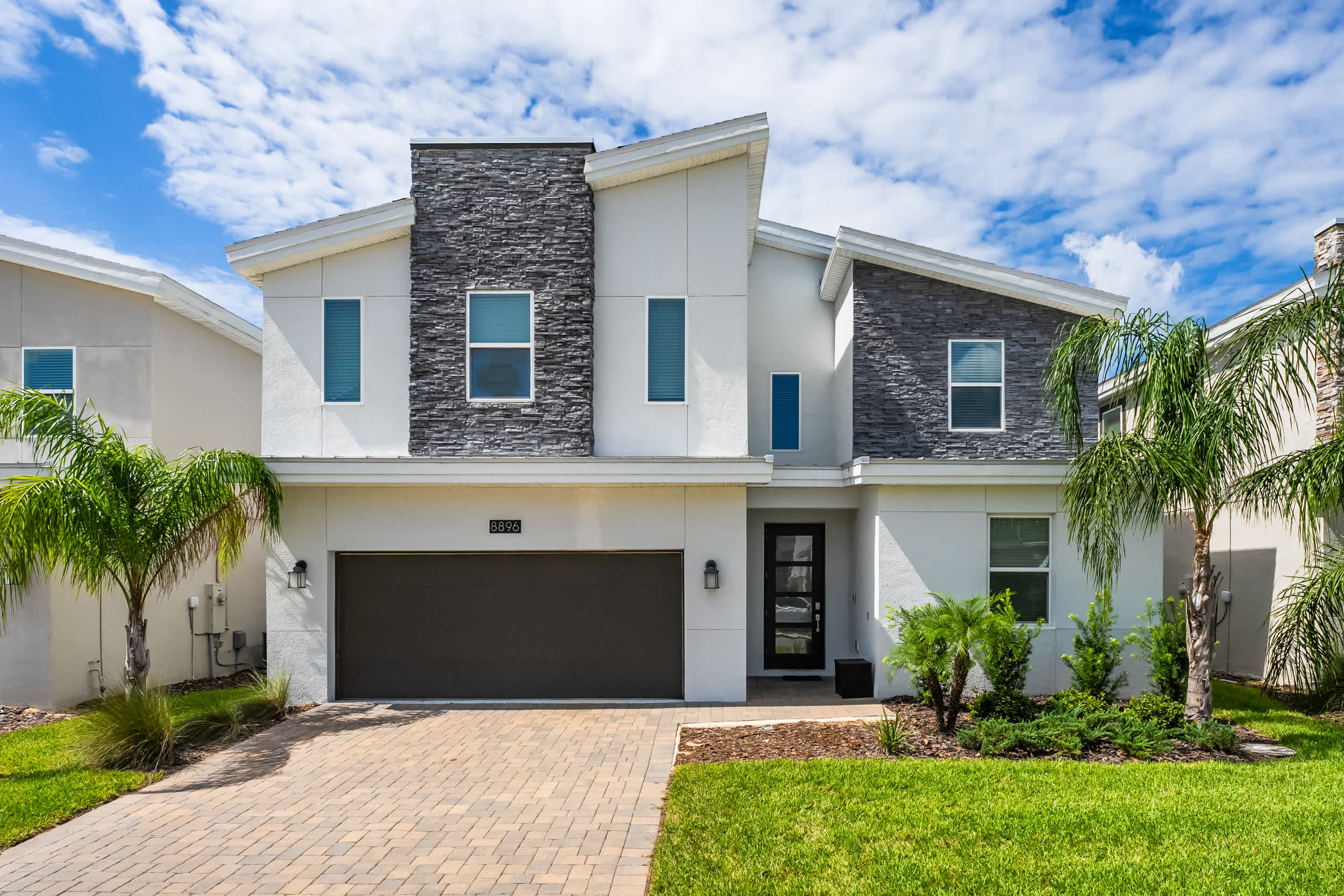 Spacious Davenport Villa, Sleeps 21, Pool & Fun