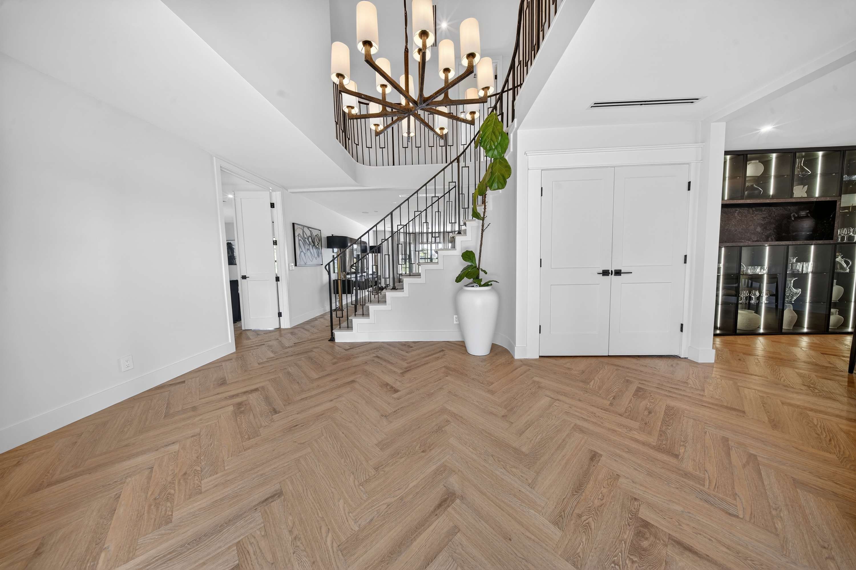 Brand New 5 bedroom Modern Home on Golf course