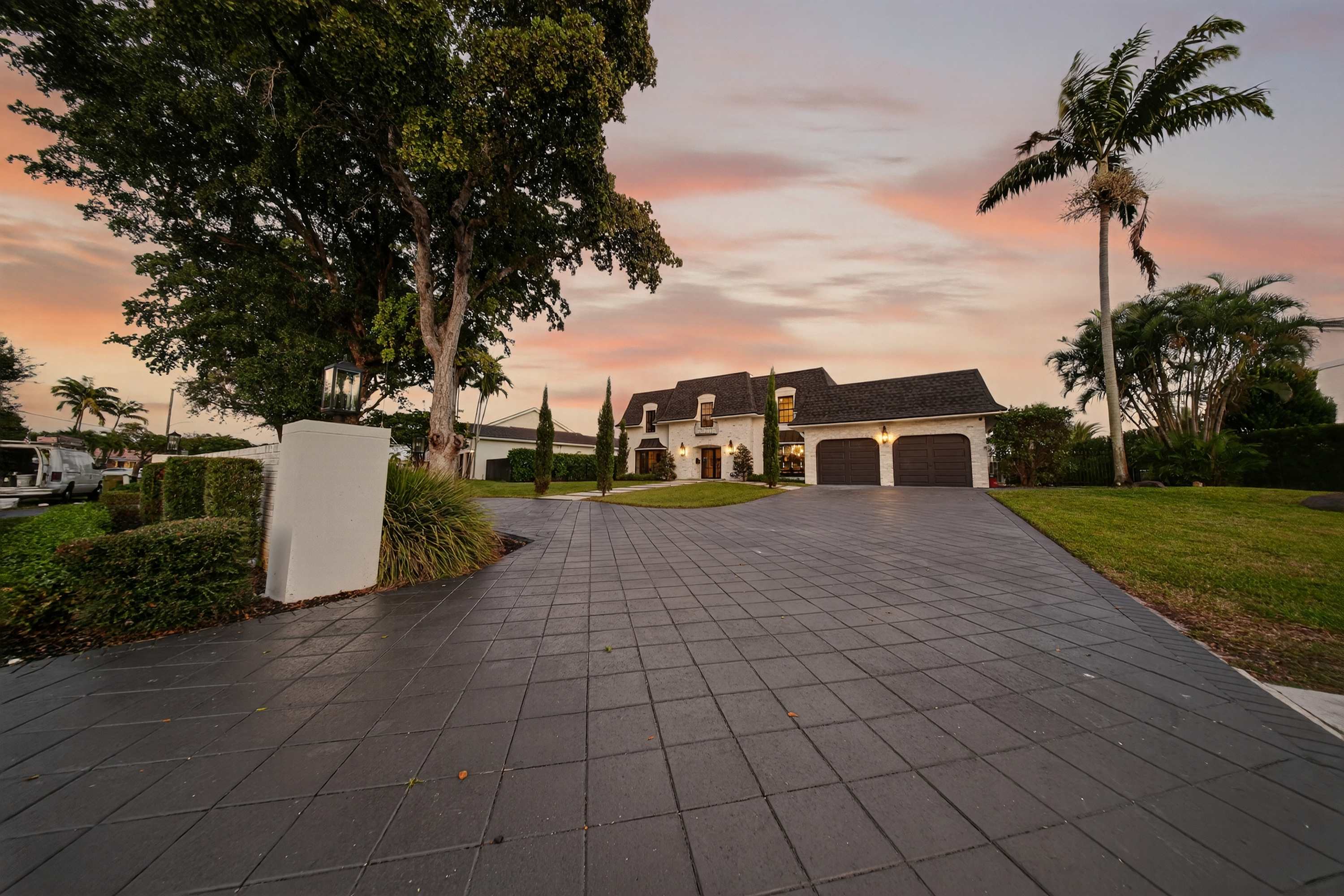 Brand New 5 bedroom Modern Home on Golf course