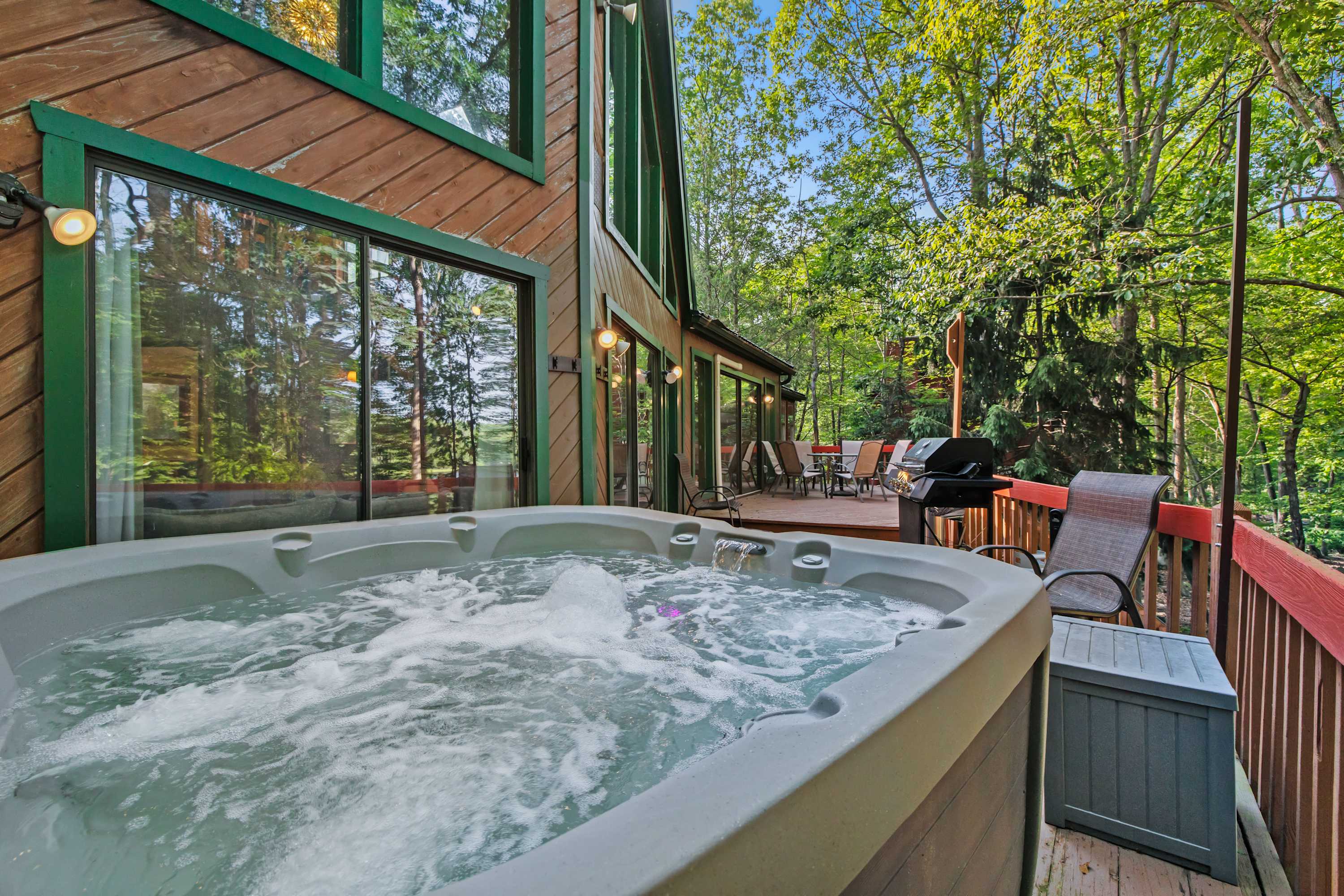 Lakefront Poconos Chalet, Hot Tub, Sauna, Kayaks 4