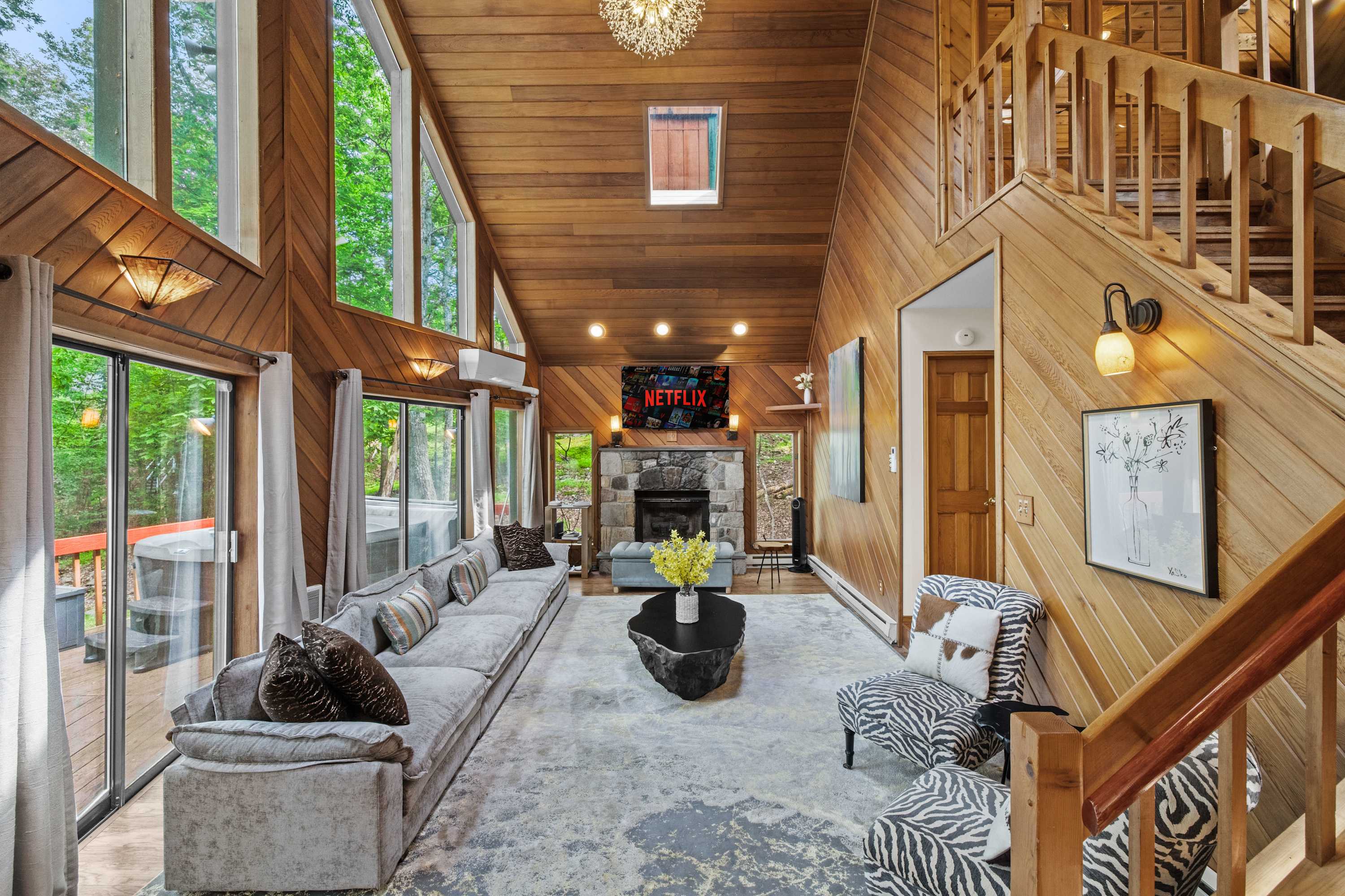 Lakefront Poconos Chalet, Hot Tub, Sauna, Kayaks 2