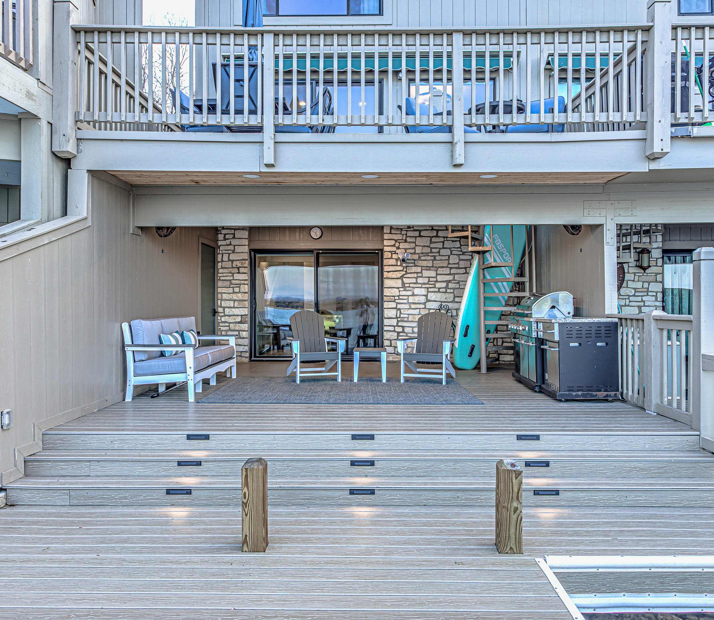 Waterside Deck: BBQ grill, outdoor dining, and direct access to Lake LBJ.