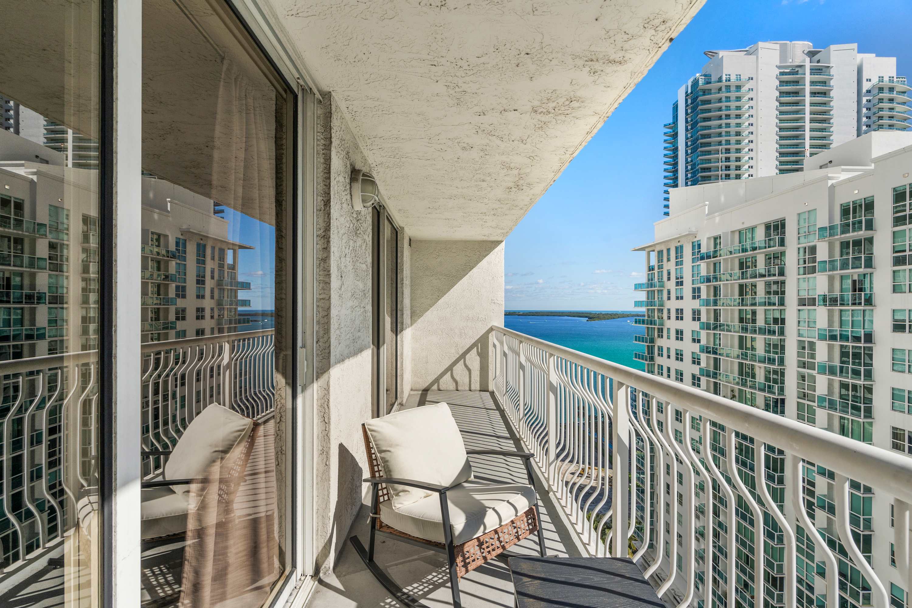 Brickell 1BR ⢠Resort Pool ⢠15min to Bayfront Fest
