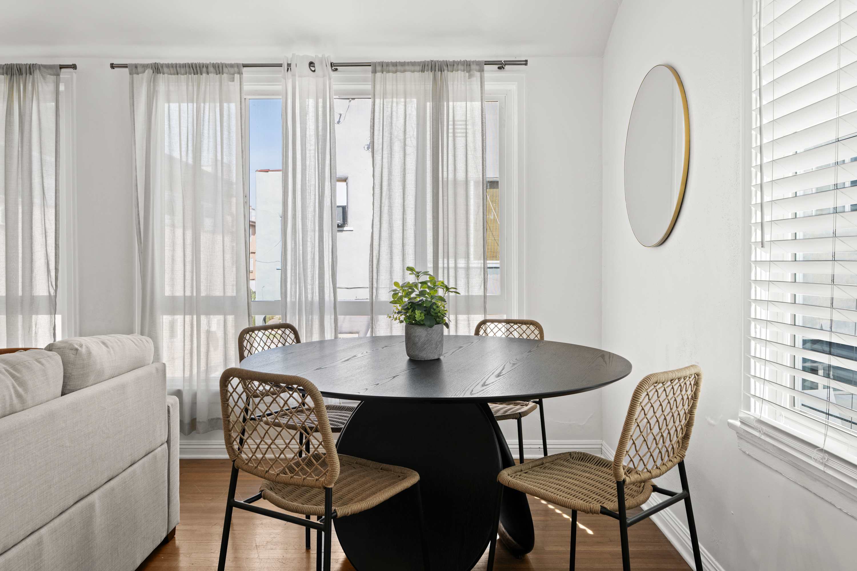 Remodeled Central LA Apt · Free Parking