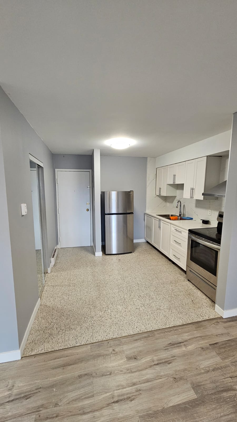 Freshly Renovated 1-bedroom Suite #21 (2nd floor)