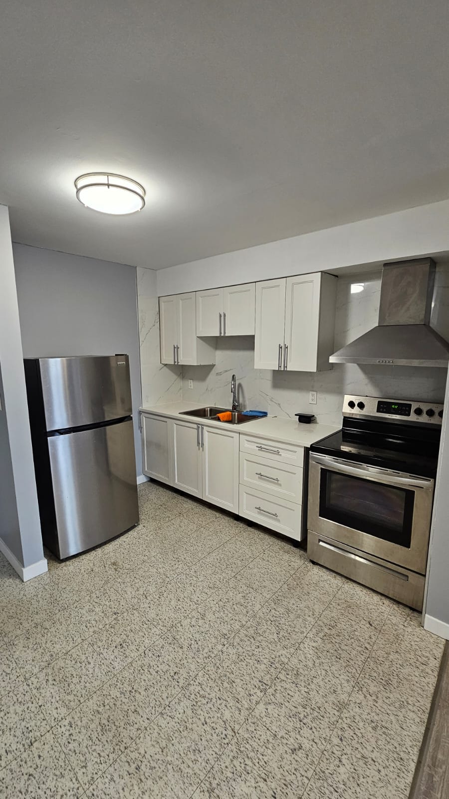 Freshly Renovated 1-bedroom Suite #21 (2nd floor)