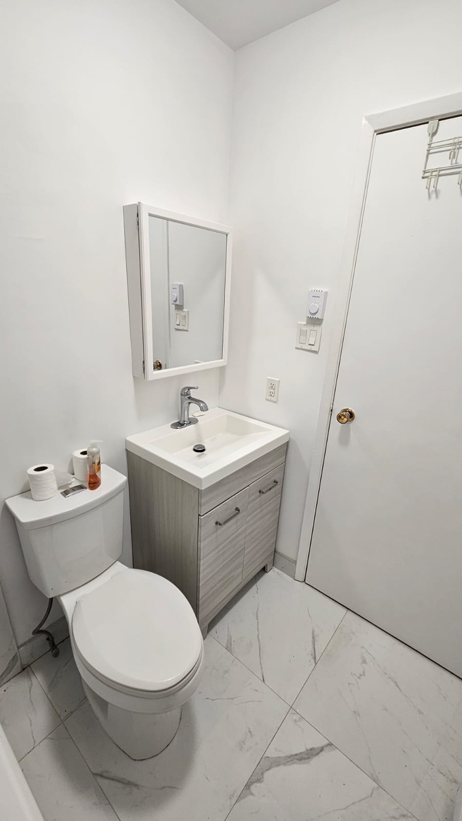 Freshly Renovated Studio Suite #22 (2nd floor)