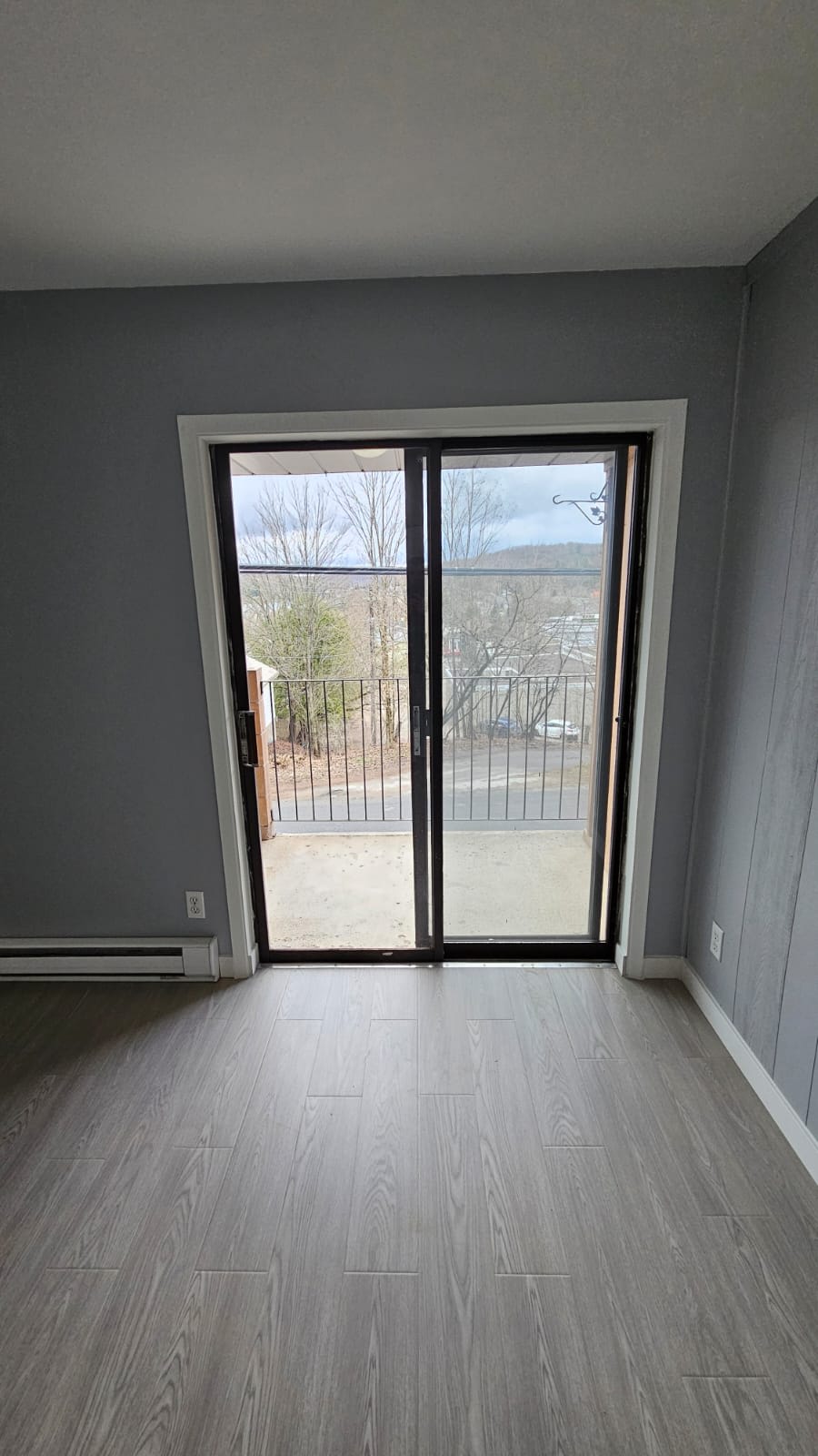 Freshly Renovated 1-bedroom Suite #34 (3rd floor)