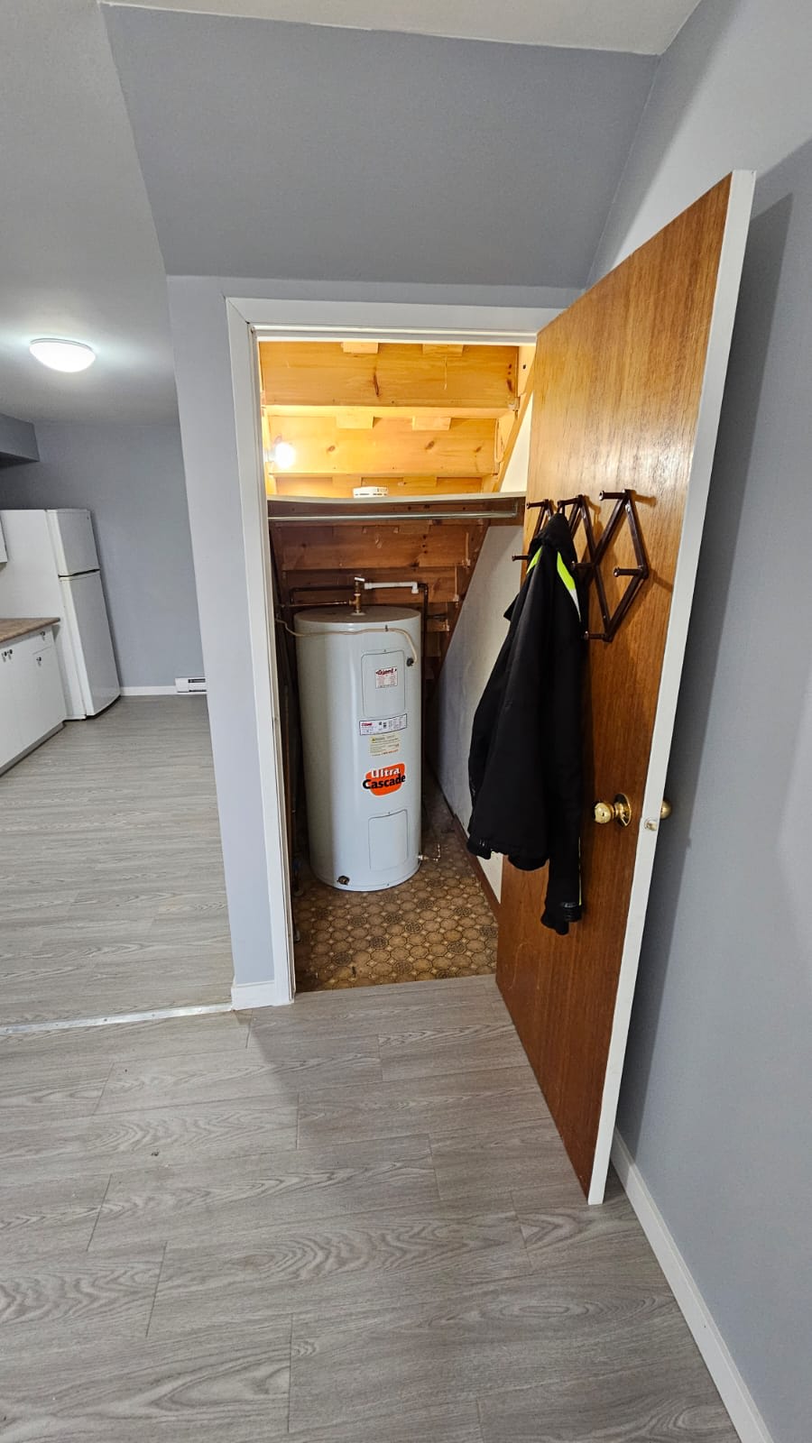 Freshly Renovated 1-bedroom Suite #34 (3rd floor)