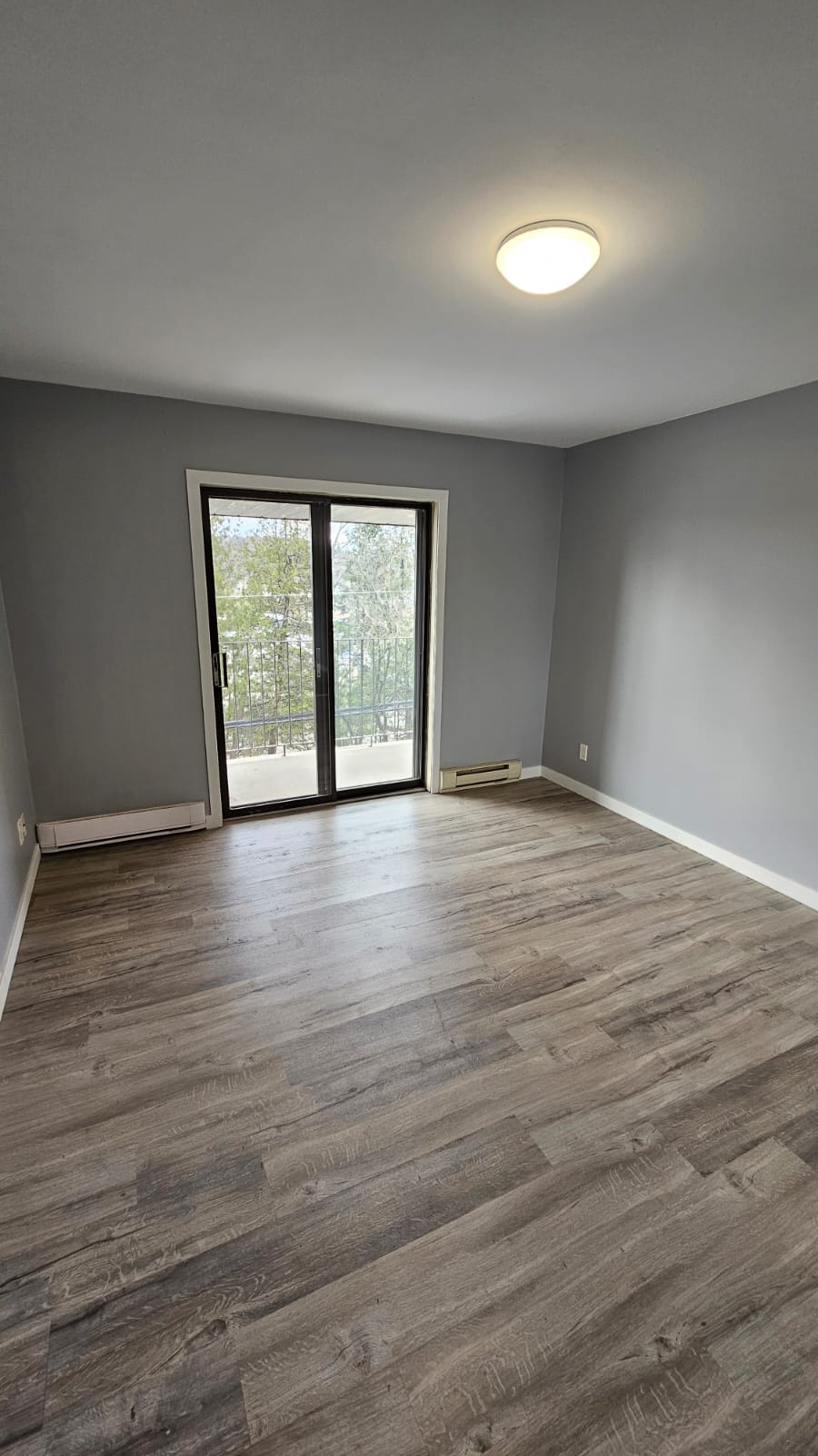 Freshly Renovated 1-bedroom Suite #34 (3rd floor)