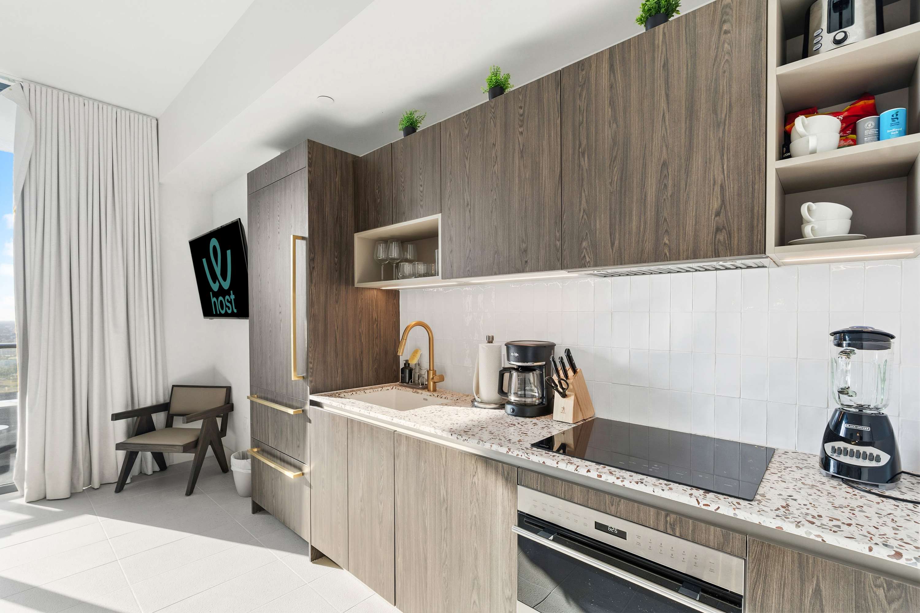 Elegant 1BR Ā· Rooftop Pool Ā· Walk to Fan Fest