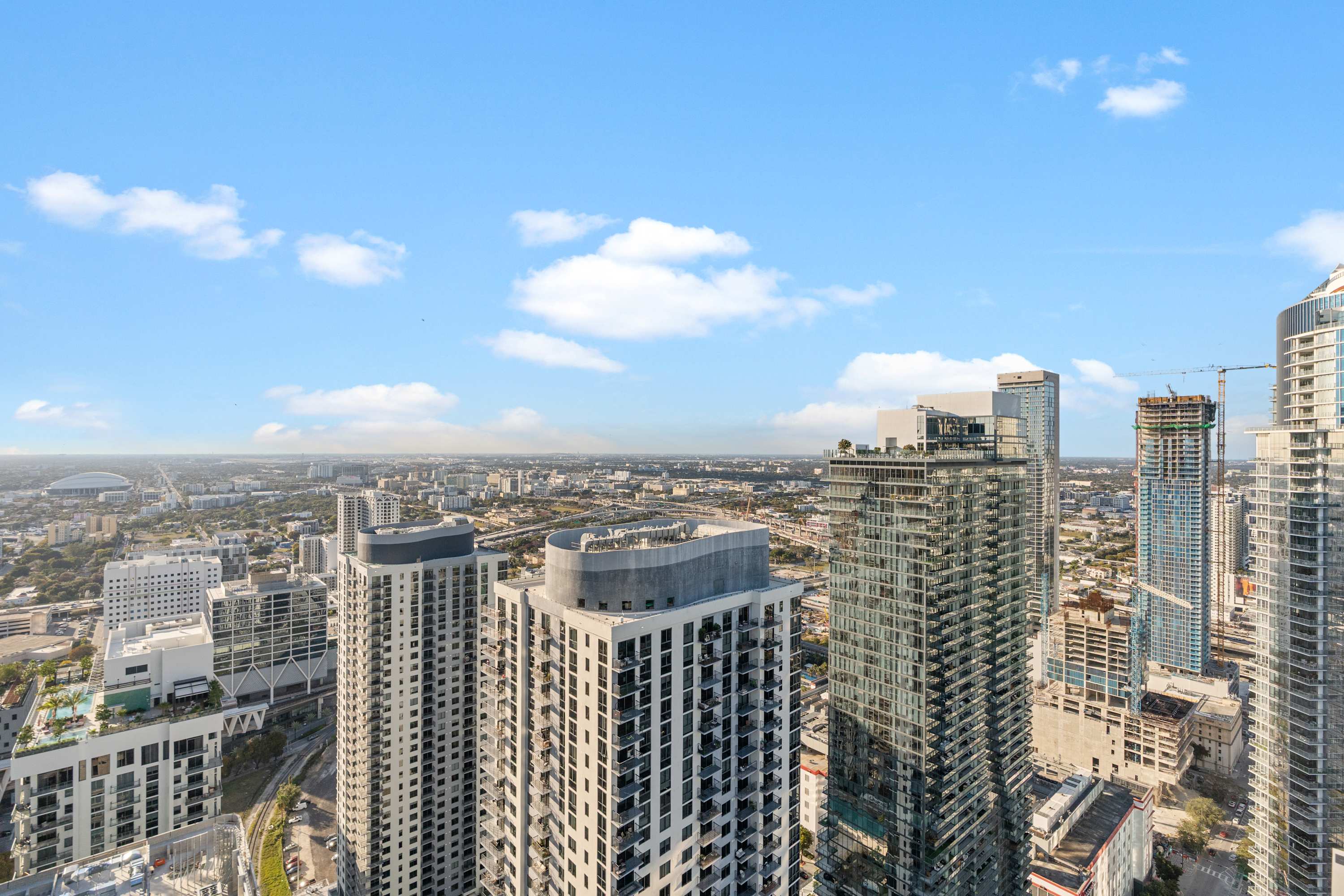 High-Floor Condo W Pool, Gym. Near Bay Front Park