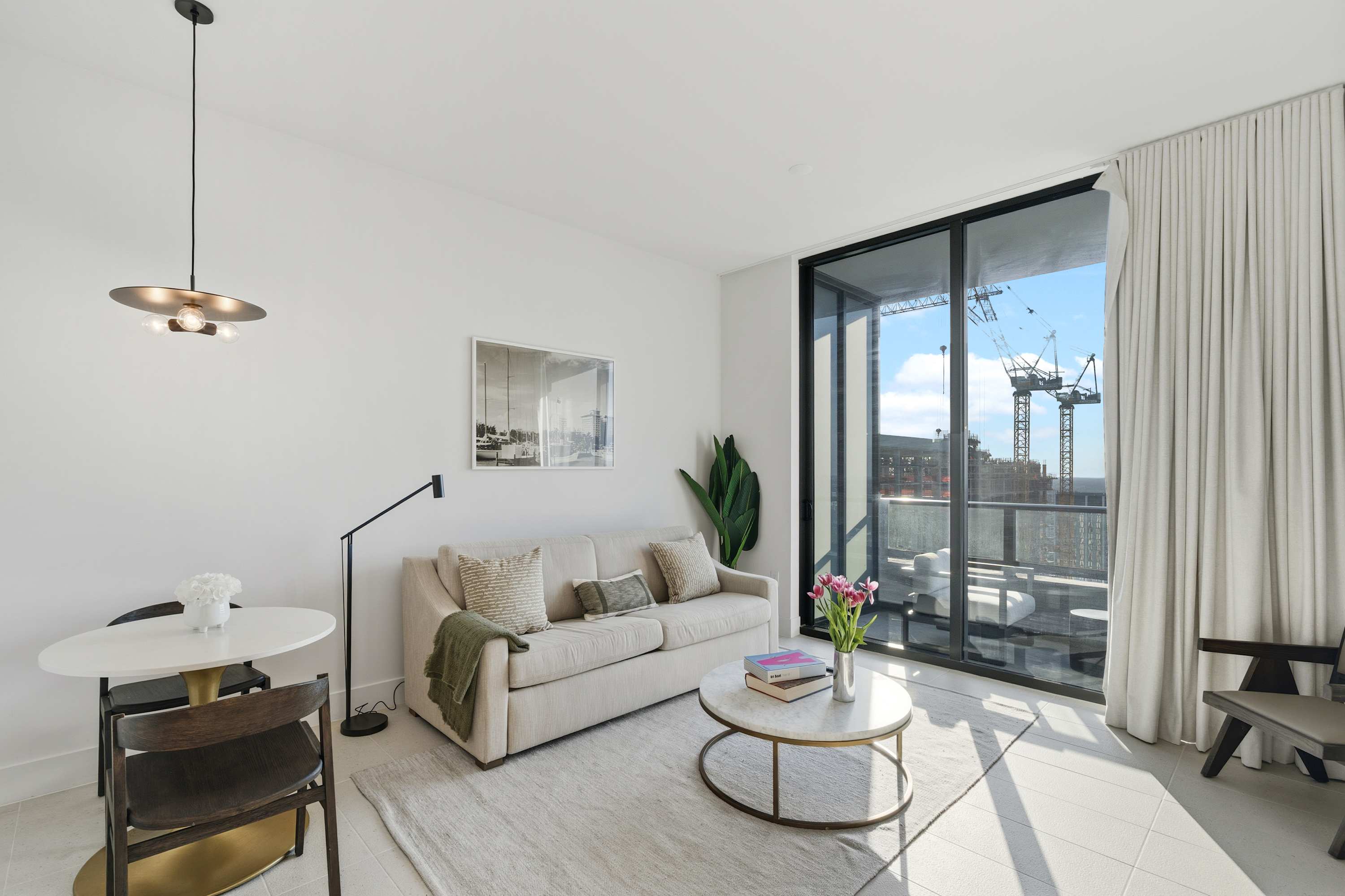 Elegant 1BR Ā· Rooftop Pool Ā· Walk to Fan Fest