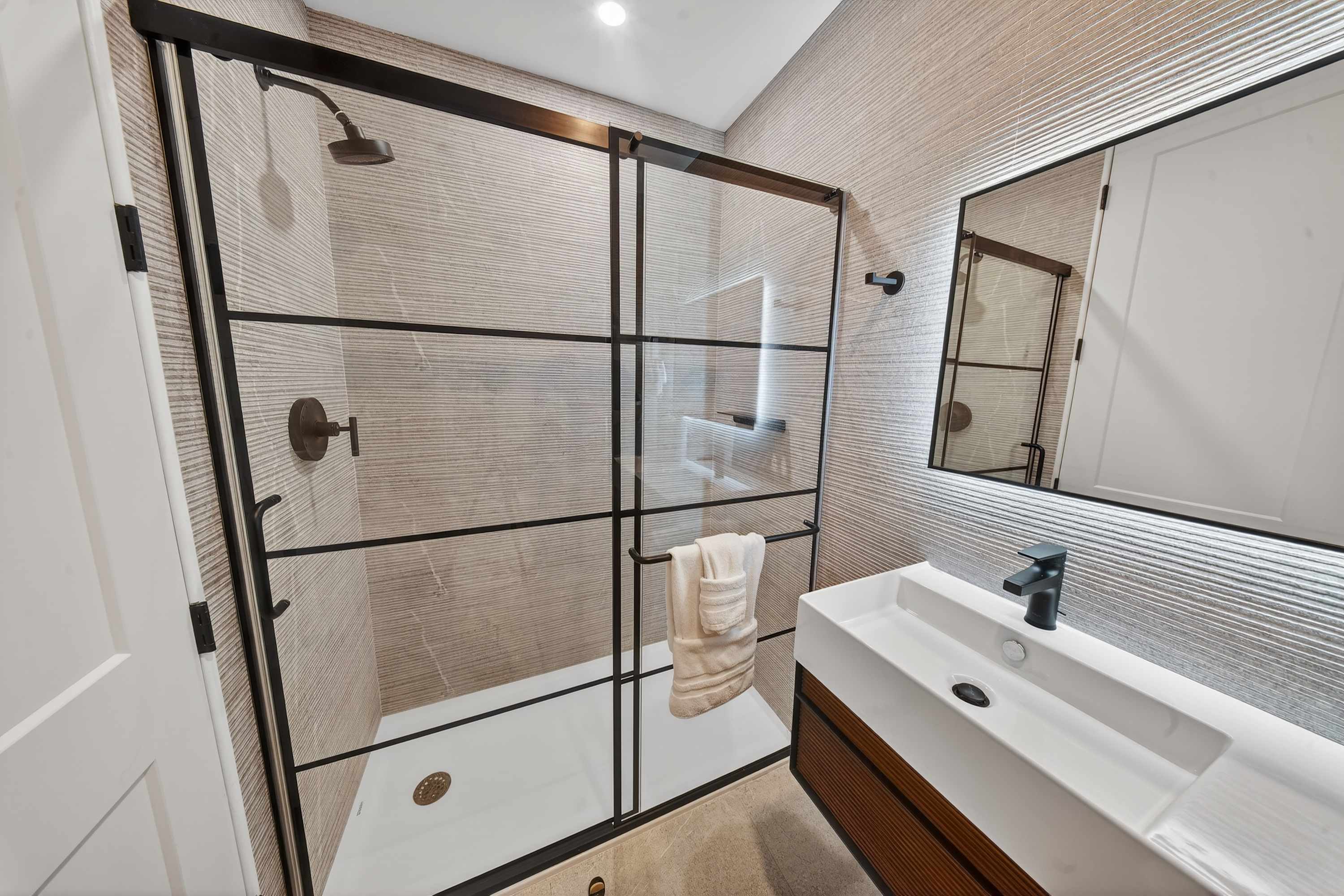 Brand New 5 bedroom Modern Home on Golf course - Picture 27