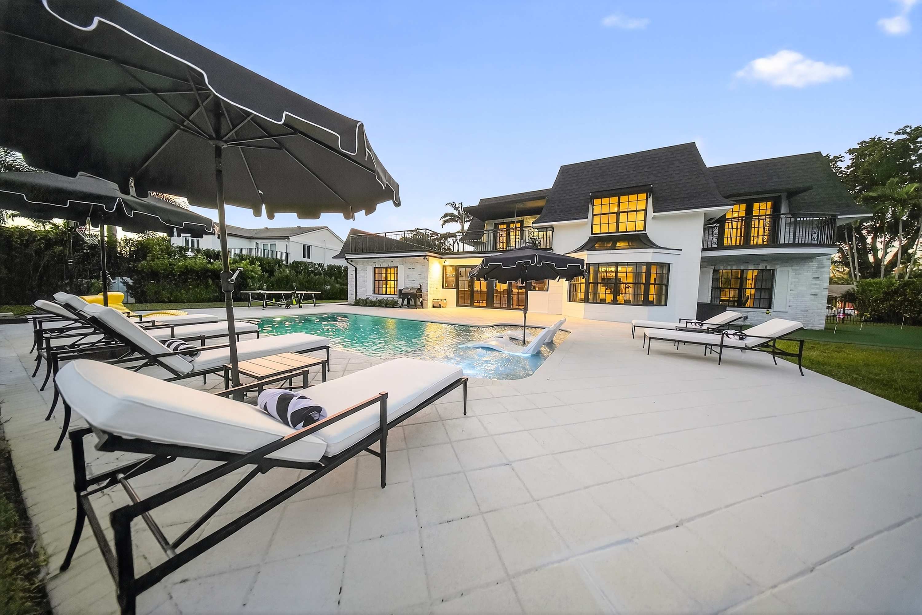 Brand New 5 bedroom Modern Home on Golf course - Picture 42