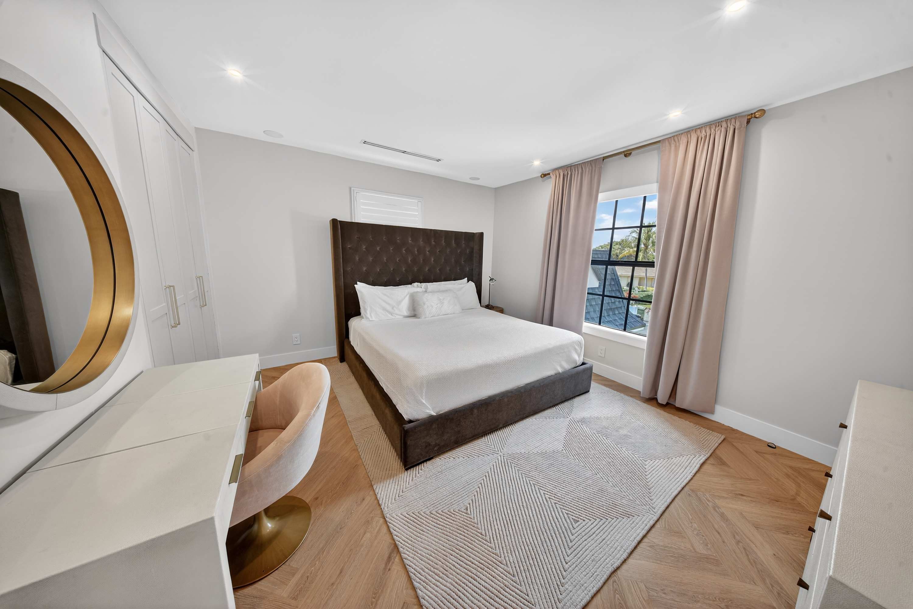 Brand New 5 bedroom Modern Home on Golf course - Picture 23