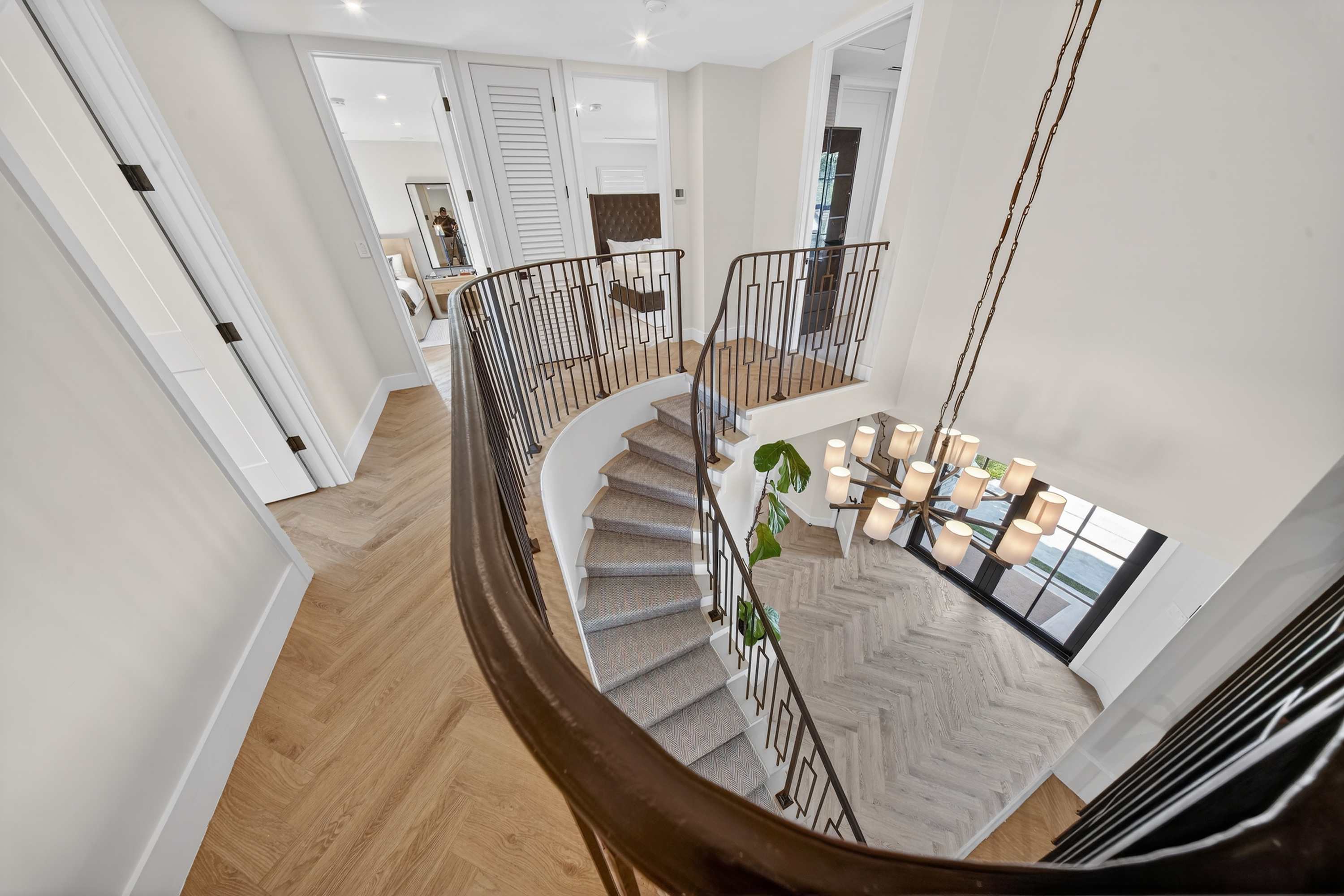 Brand New 5 bedroom Modern Home on Golf course - Picture 17