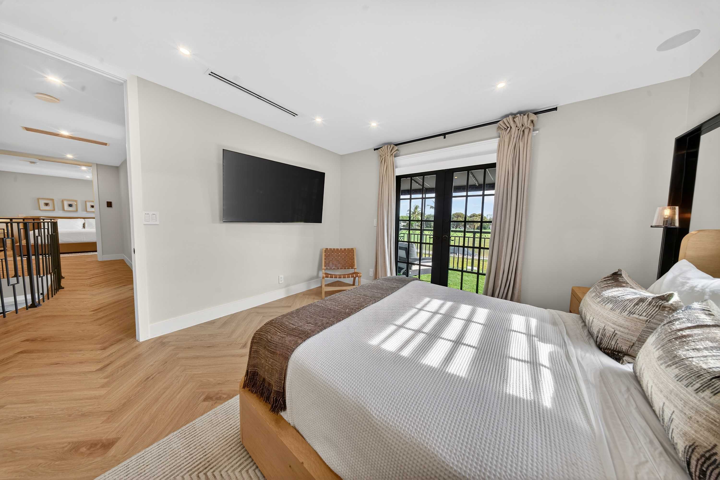 Brand New 5 bedroom Modern Home on Golf course - Picture 26