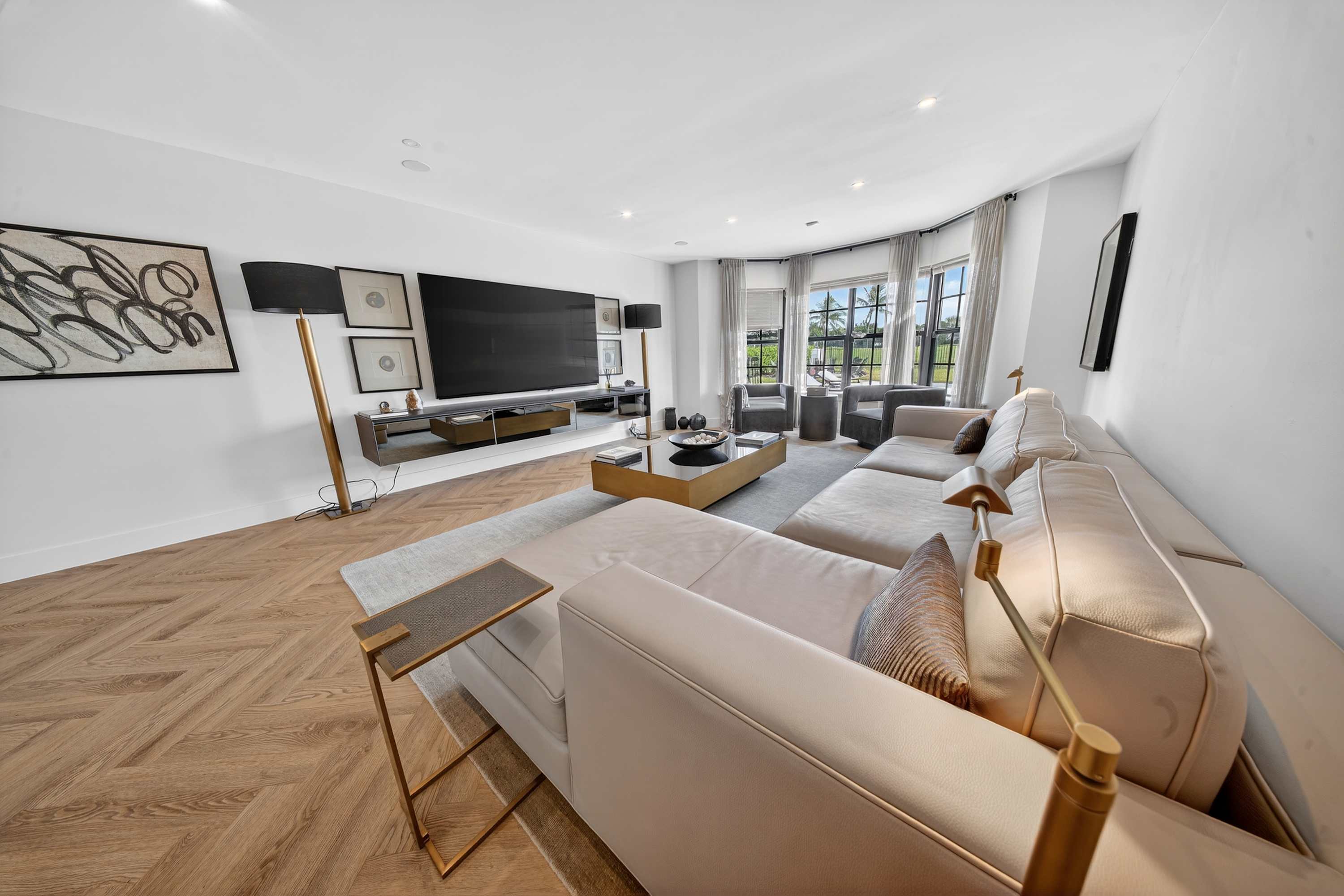 Brand New 5 bedroom Modern Home on Golf course - Picture 8
