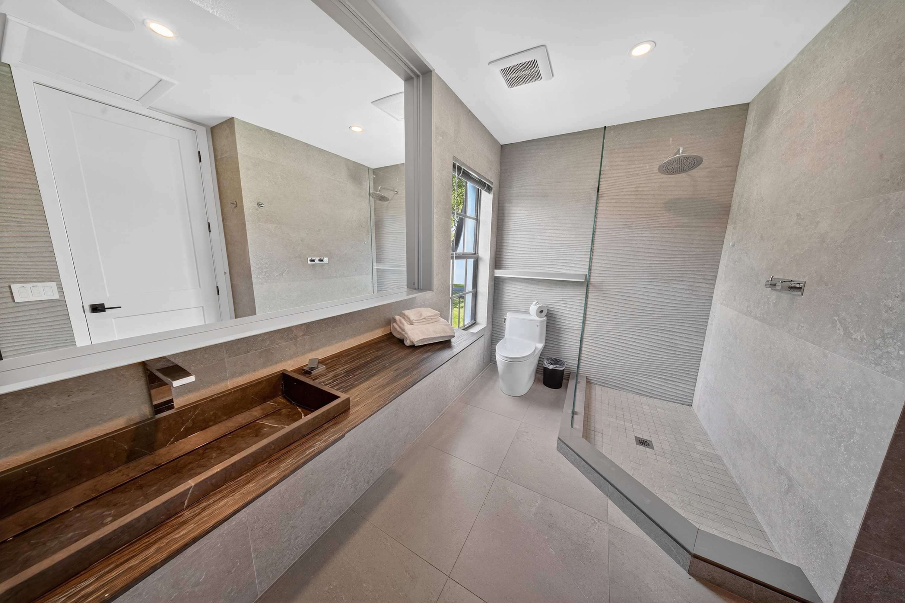 Brand New 5 bedroom Modern Home on Golf course - Picture 24