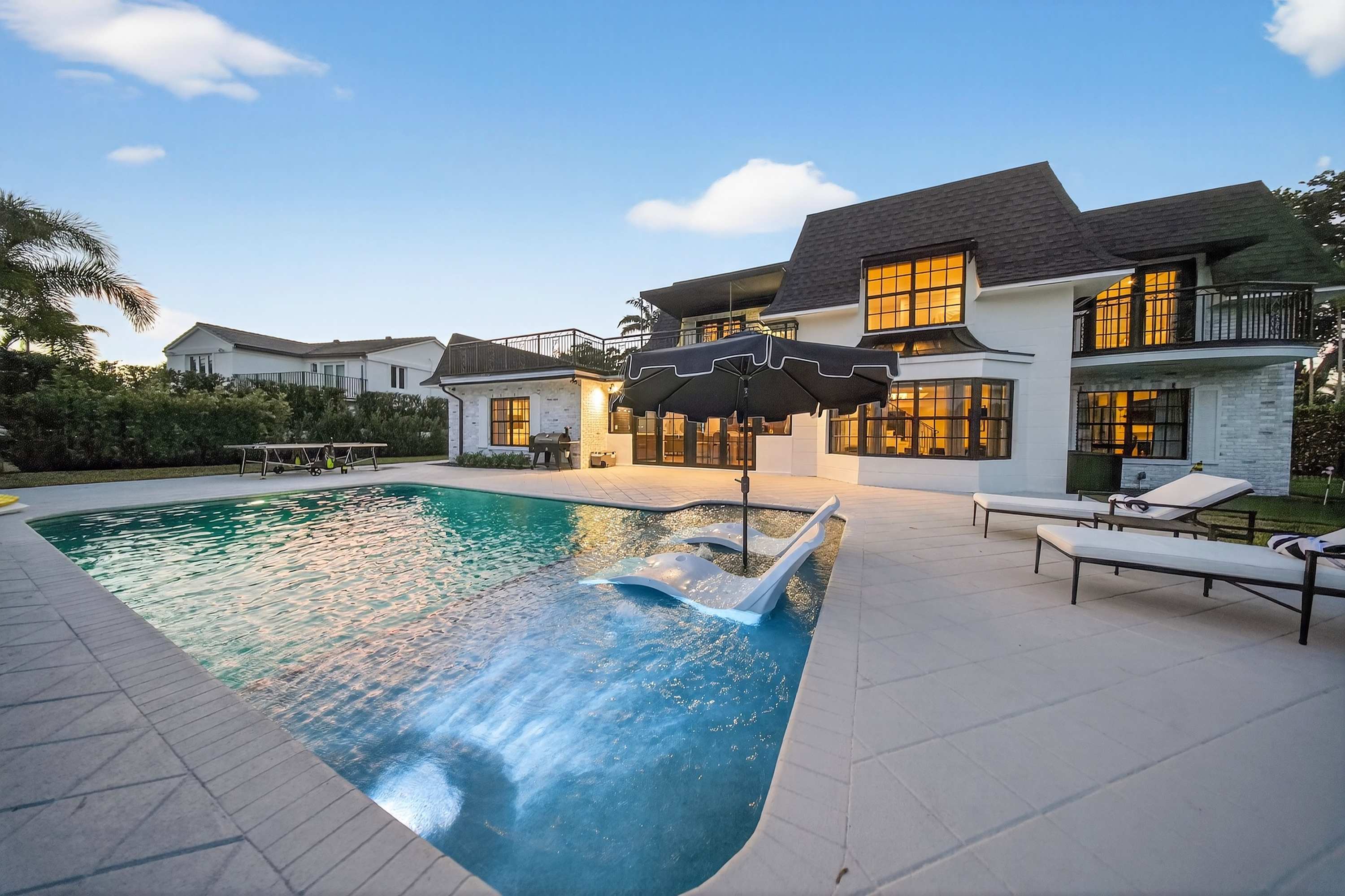 Brand New 5 bedroom Modern Home on Golf course - Picture 43