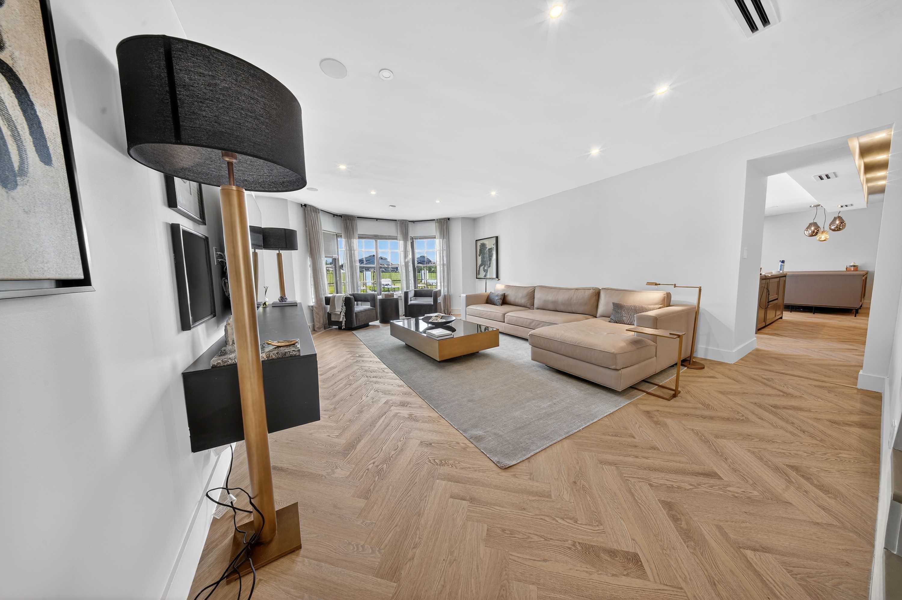 Brand New 5 bedroom Modern Home on Golf course - Picture 7