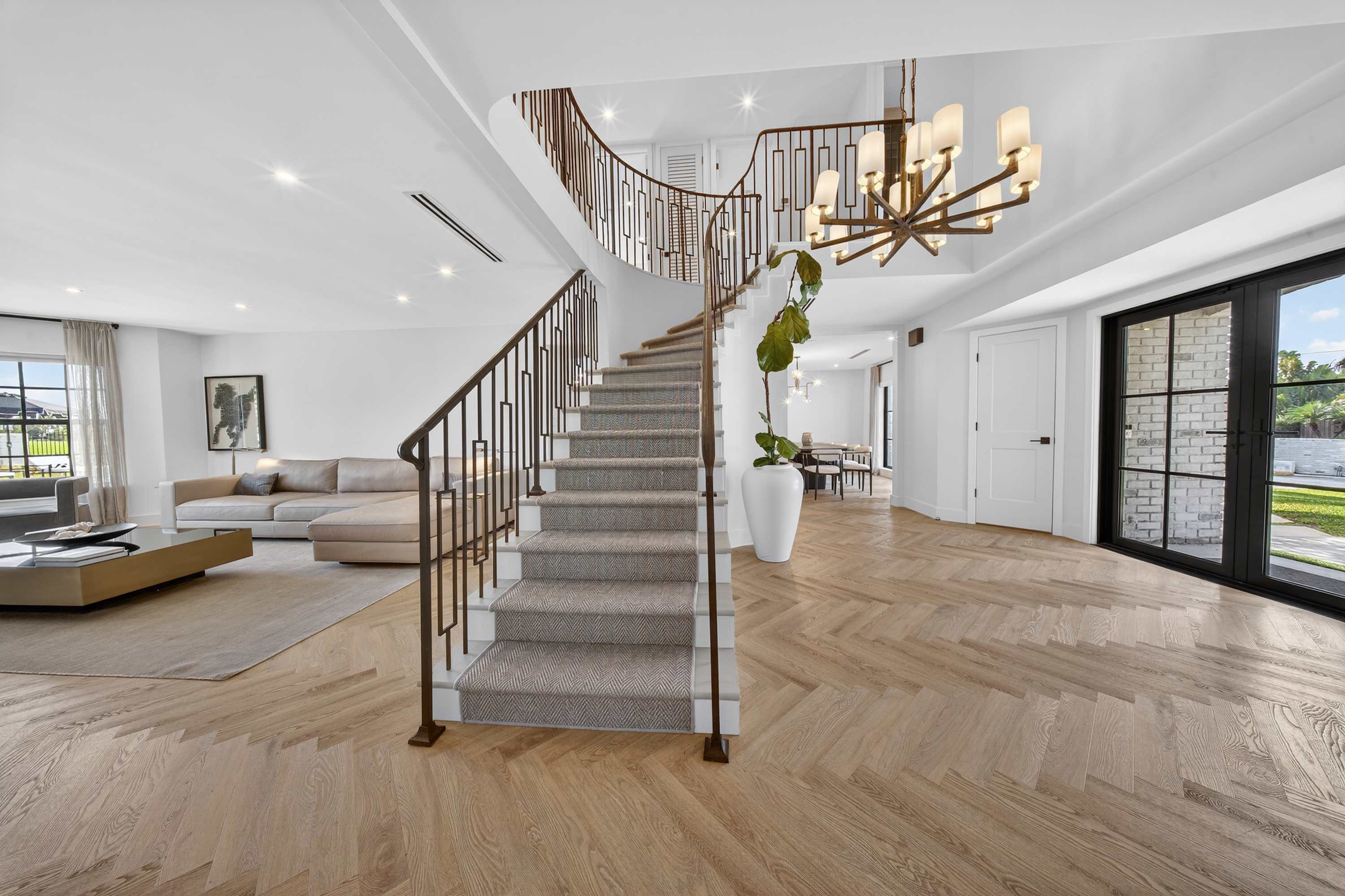 Brand New 5 bedroom Modern Home on Golf course - Picture 6